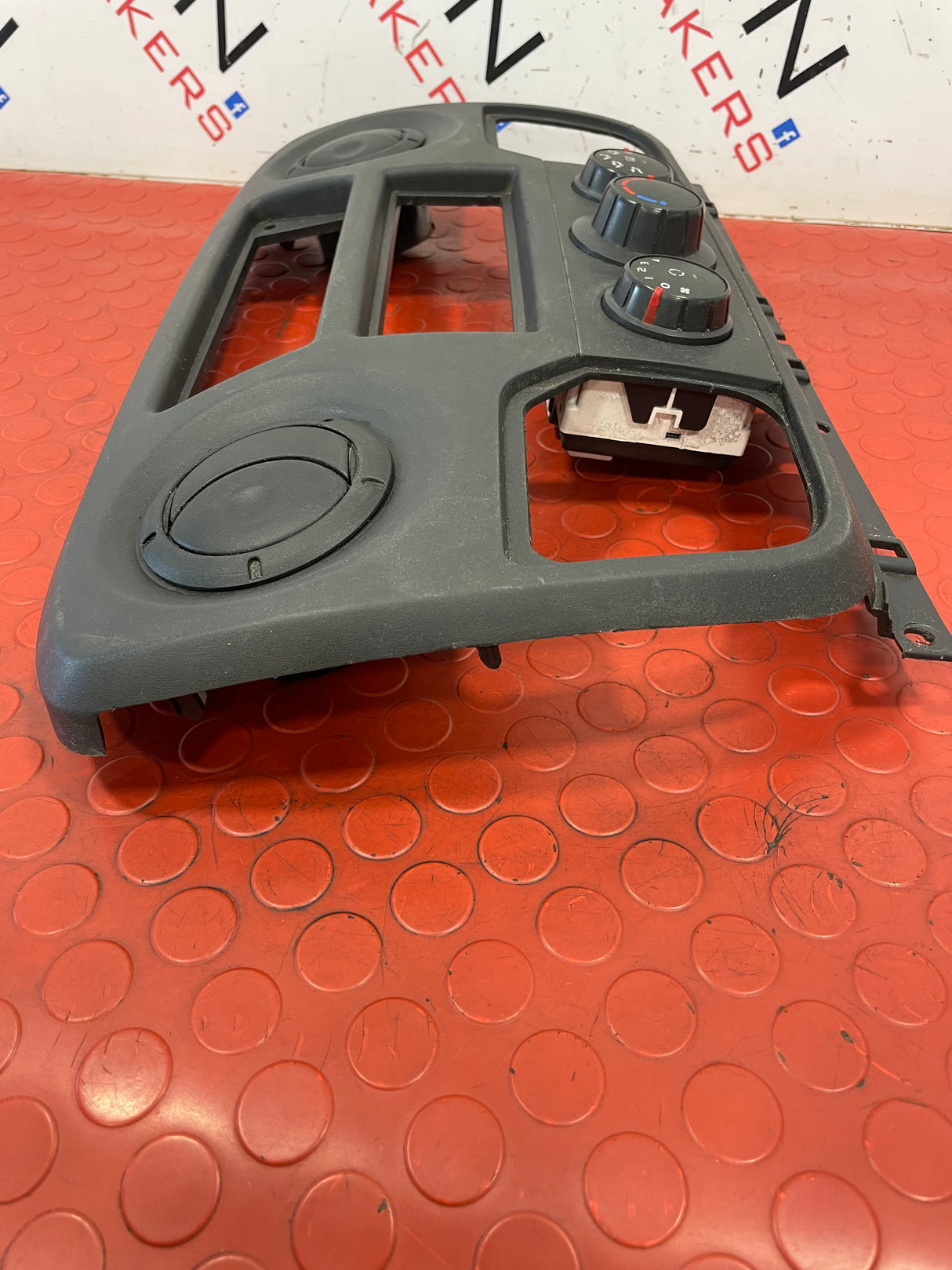 Renault Master DASHBOARD CENTRAL PANEL TRIM WITH VENTS AND CLIMATE CONTROLS 2018 P/N 682600025R