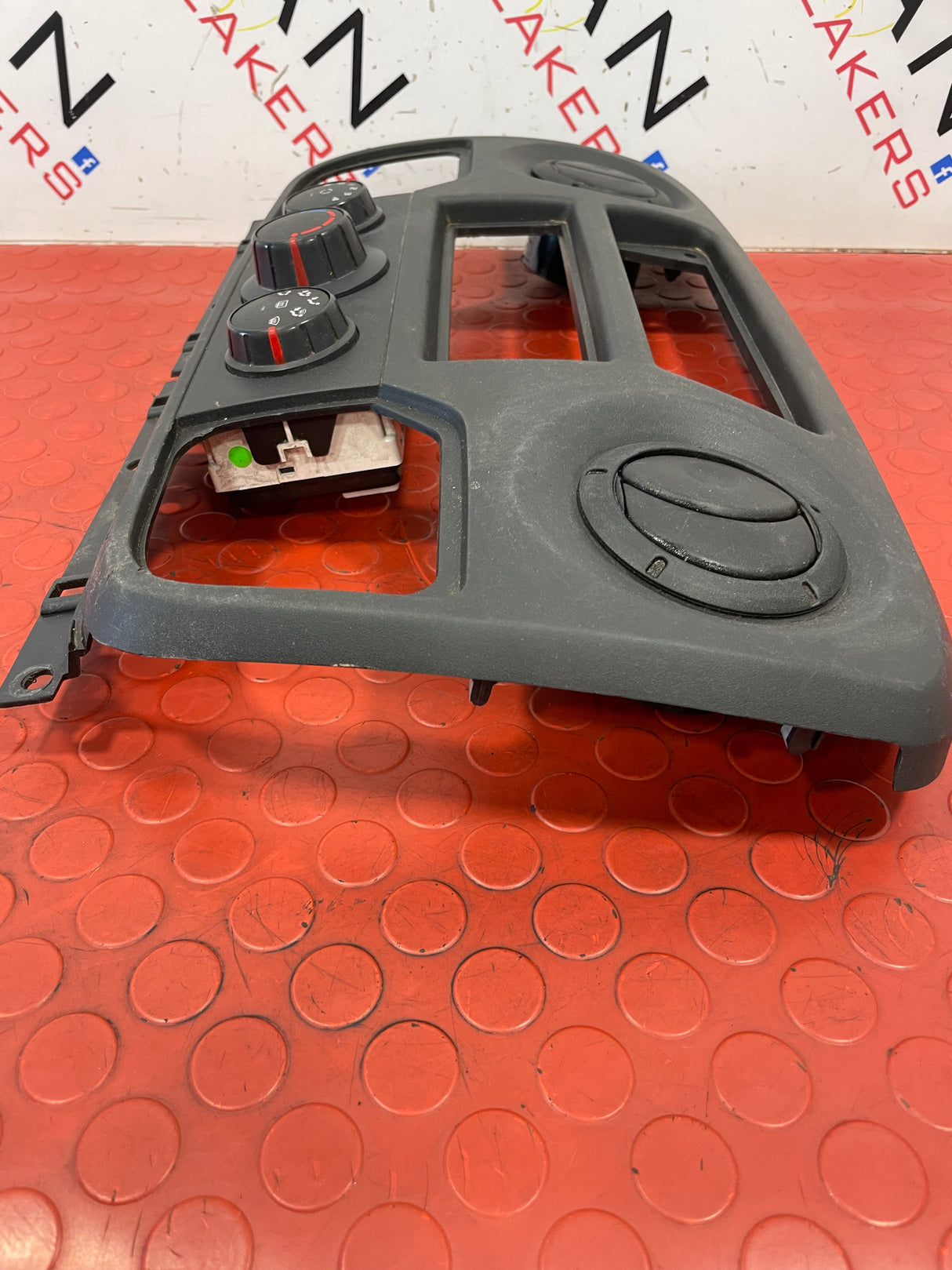 Renault Master DASHBOARD CENTRAL PANEL TRIM WITH VENTS AND CLIMATE CONTROLS 2018 P/N 682600025R