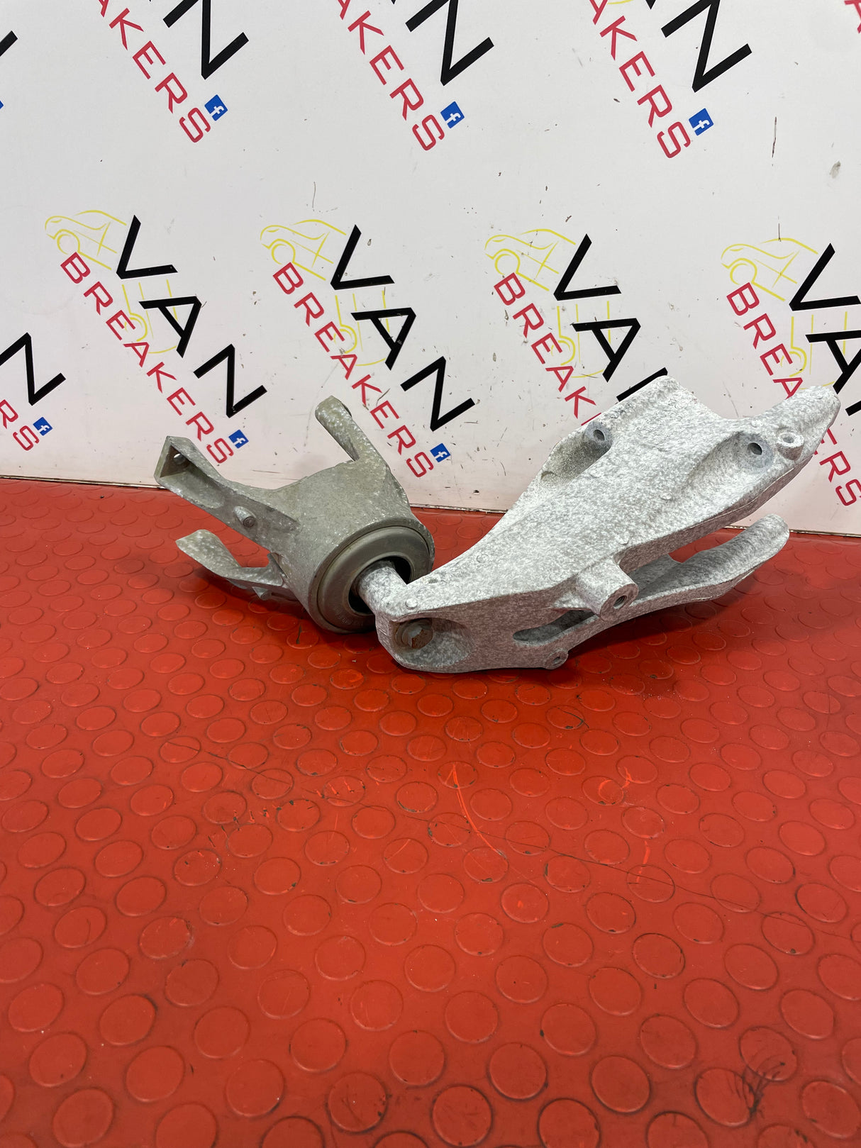 Volkswagen Transporter ENGINE MOUNT P/N 7E0199370