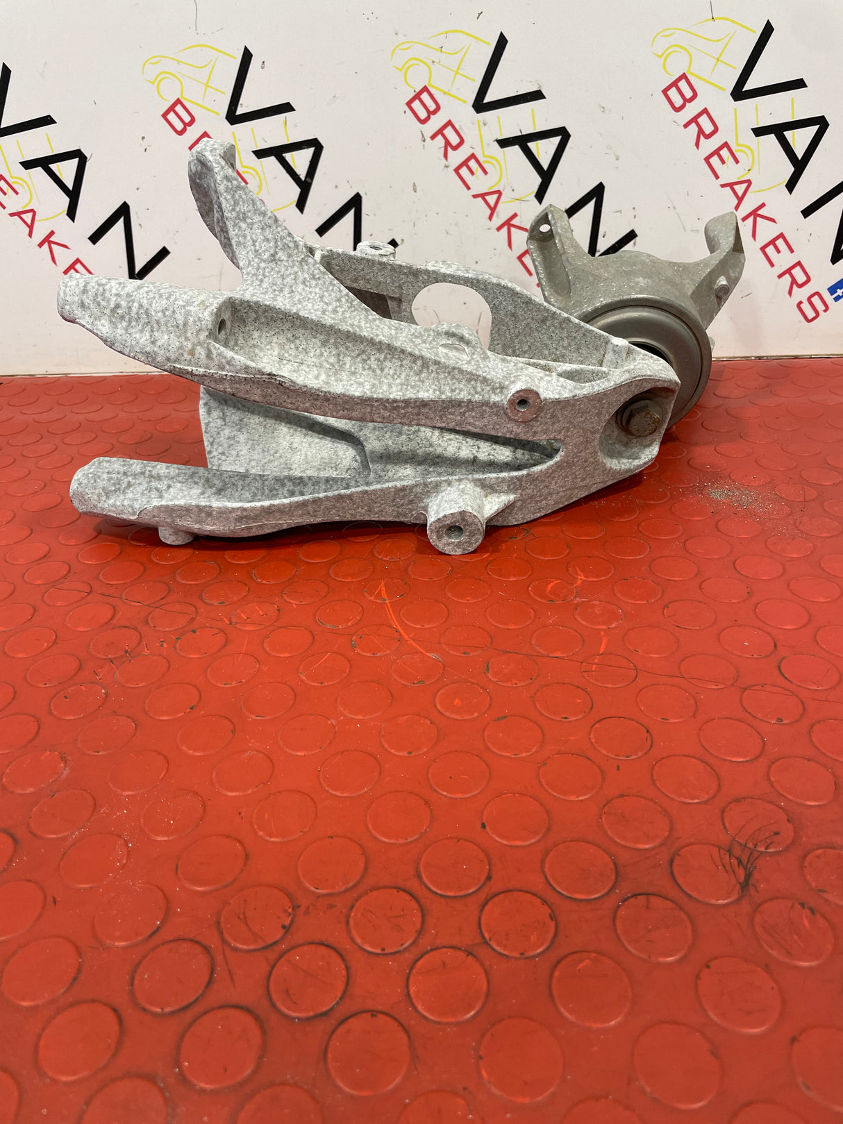 Volkswagen Transporter ENGINE MOUNT P/N 7E0199370