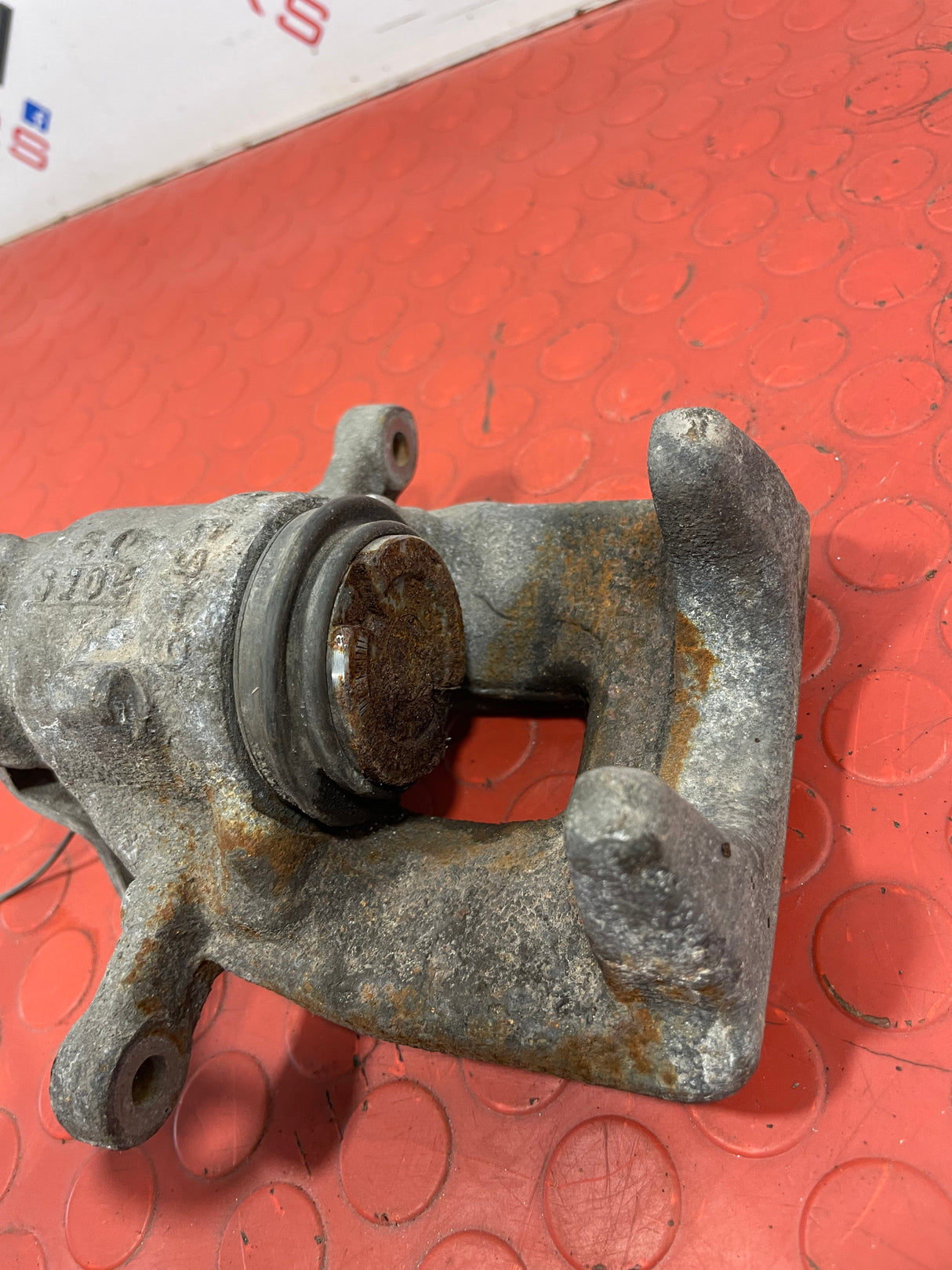 Citroen Dispatch/ Peugeot Expert/ Toyota Proace/ Vauxhall Vivaro(19) REAR LEFT BRAKE CALIPER P/N 9805341780