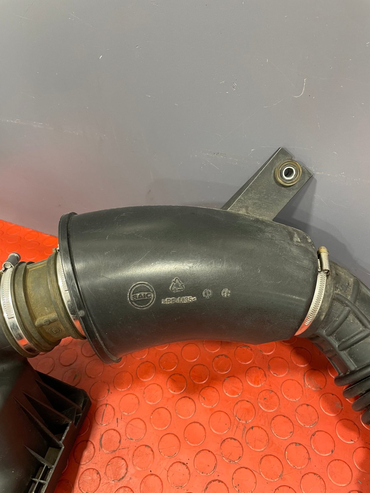 Saic Maxus Deliver 9 AIR INTAKE W/ TOP AIRBOX COVER & MAF SENSOR (4 Pin) 2.0 TD 2021-2024 P/N A2C99628200
