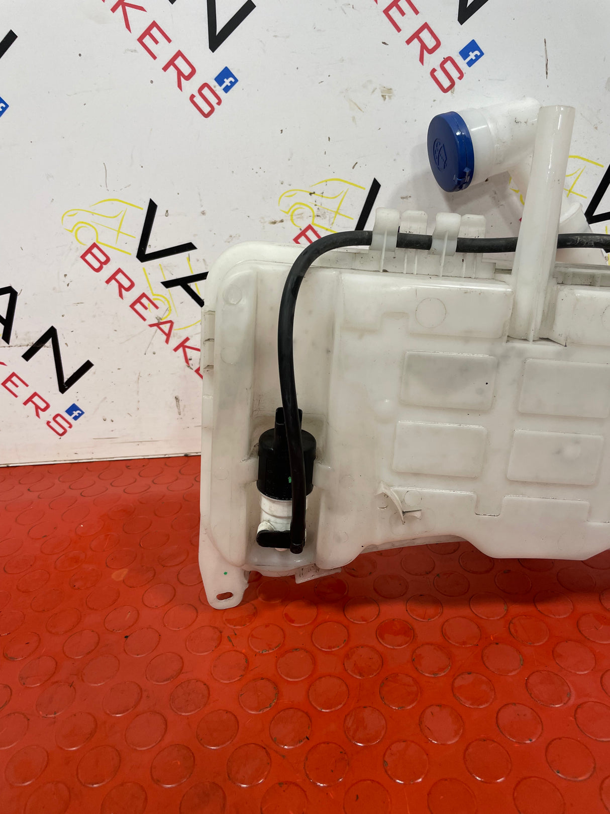 Citroen Berlingo/Peugeot Partner Vauxhall Combo WINDSCREEN WASHER BOTTLE WITH PUMP AND FILLER NECK 2019-2023 P/N 9817300980