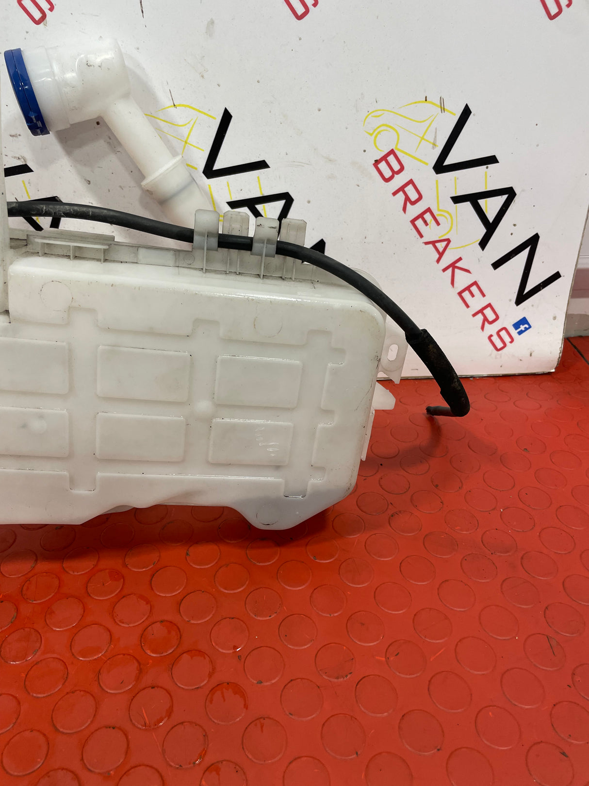 Citroen Berlingo/Peugeot Partner Vauxhall Combo WINDSCREEN WASHER BOTTLE WITH PUMP AND FILLER NECK 2019-2023 P/N 9817300980