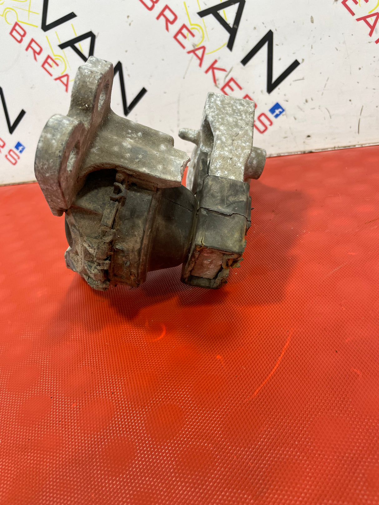 Renault ENGINE MOUNT P/N 112841371R