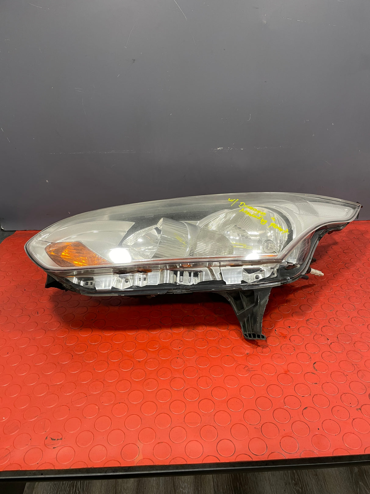 Ford Transit Connect HEAD LIGHT ASSEMBLY Passenger's Side (Broken Lower Mounting Point) 2013-2018 P/N DT1113W030BC