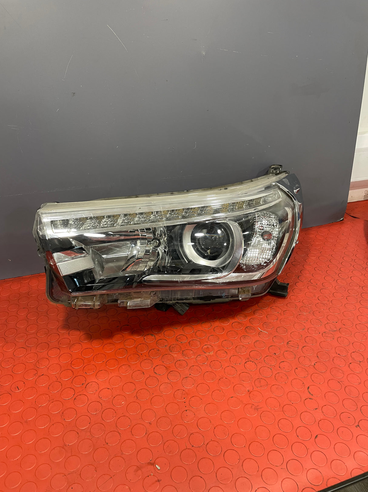 Toyota Hilux HEADLIGHT ASSEMBLY (Damage Mounting Point/No Indicator Bulb) Passenger's Side 2017 R/N 811500K720