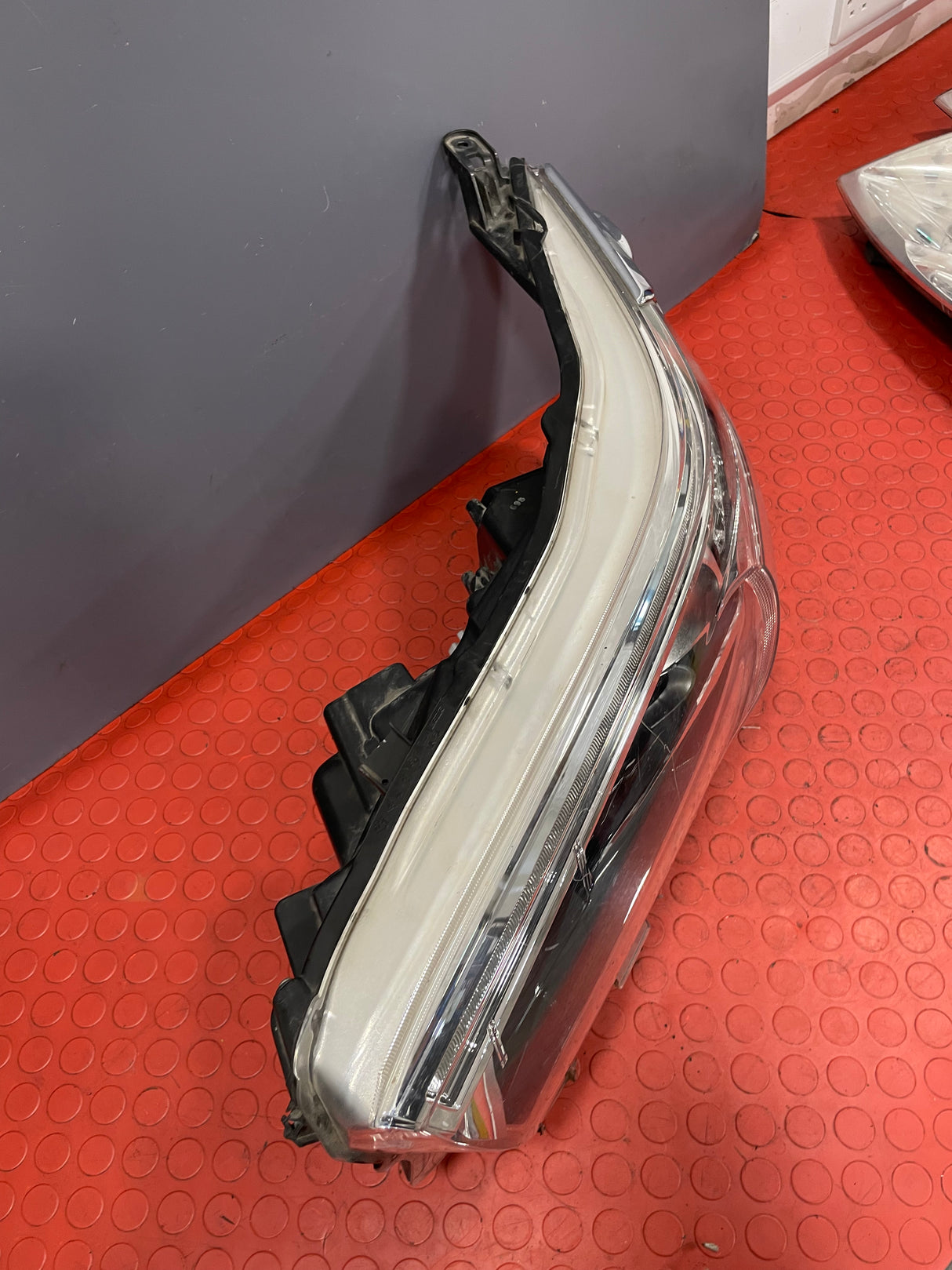 Toyota Hilux HEADLIGHT ASSEMBLY (Damage Mounting Point/No Indicator Bulb) Passenger's Side 2017 R/N 811500K720