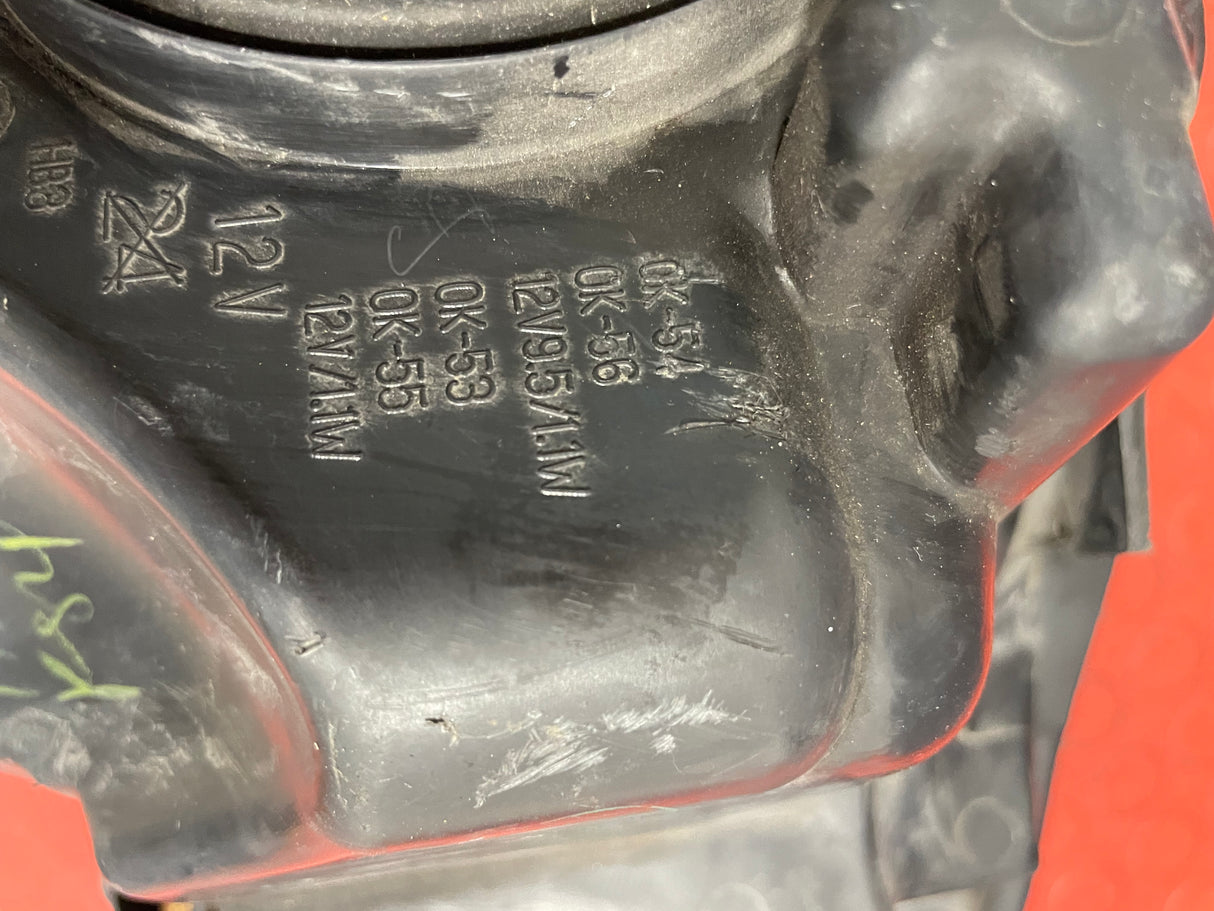 Toyota Hilux HEADLIGHT ASSEMBLY (Damage Mounting Point/No Indicator Bulb) Passenger's Side 2017 R/N 811500K720