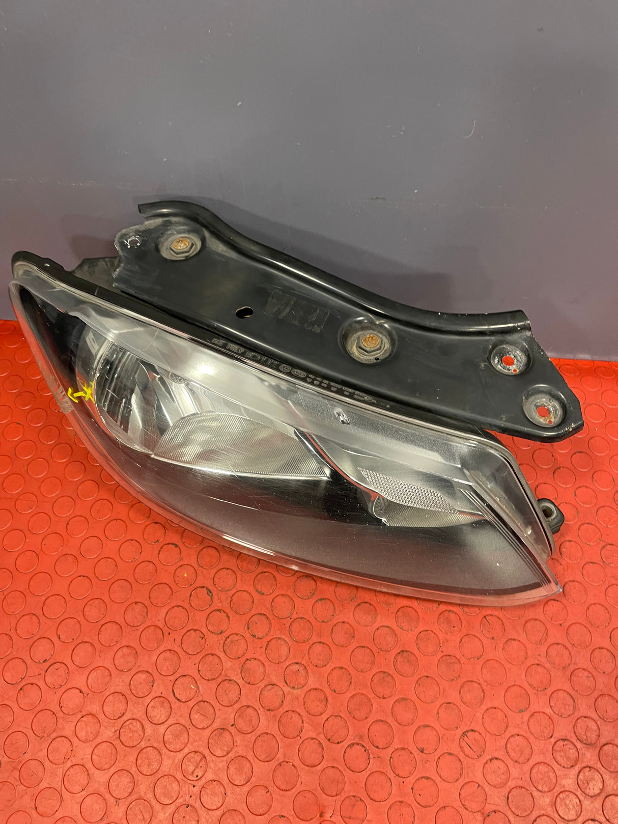 Volkswagen Caddy HEADLIGHT ASSEMBLY Driver's Side (with Scratches please see photos & 1 bulb missing) P/N TYC2012473152