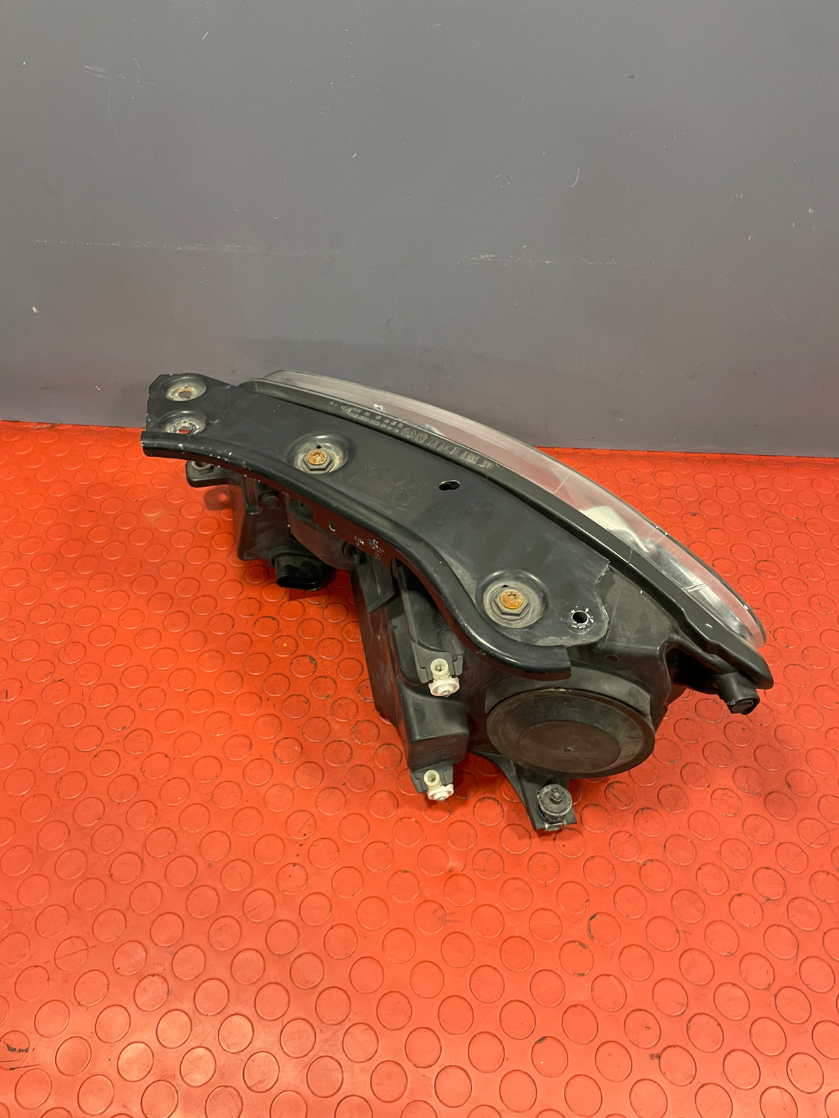 Volkswagen Caddy HEADLIGHT ASSEMBLY Driver's Side (with Scratches please see photos & 1 bulb missing) P/N TYC2012473152