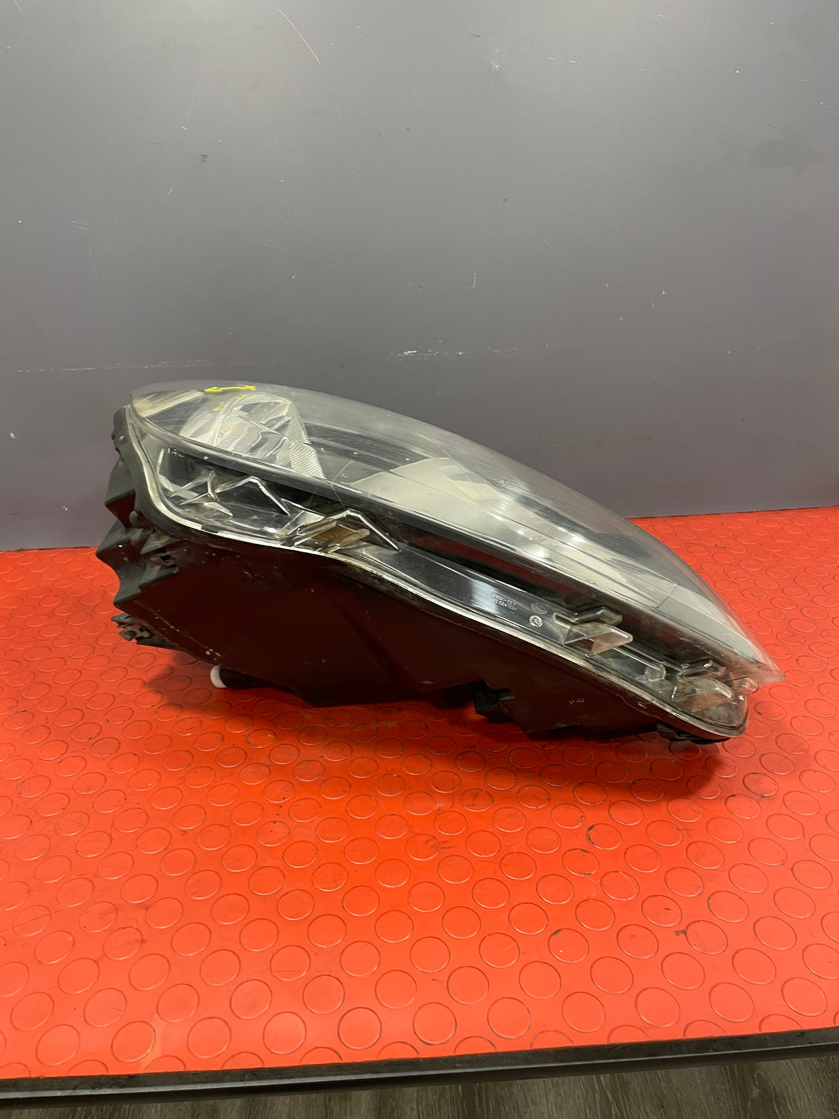 Volkswagen Caddy HEADLIGHT ASSEMBLY Driver's Side (with Scratches please see photos & 1 bulb missing) P/N TYC2012473152