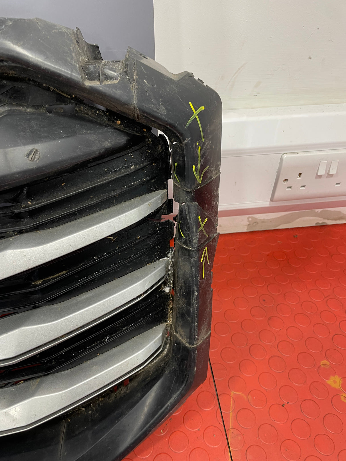 Saic Maxus Deliver 9 BUMPER GRILL (Left Side Frame Damage) SPARE OR REPAIR 2021-2024 P/N SV63
