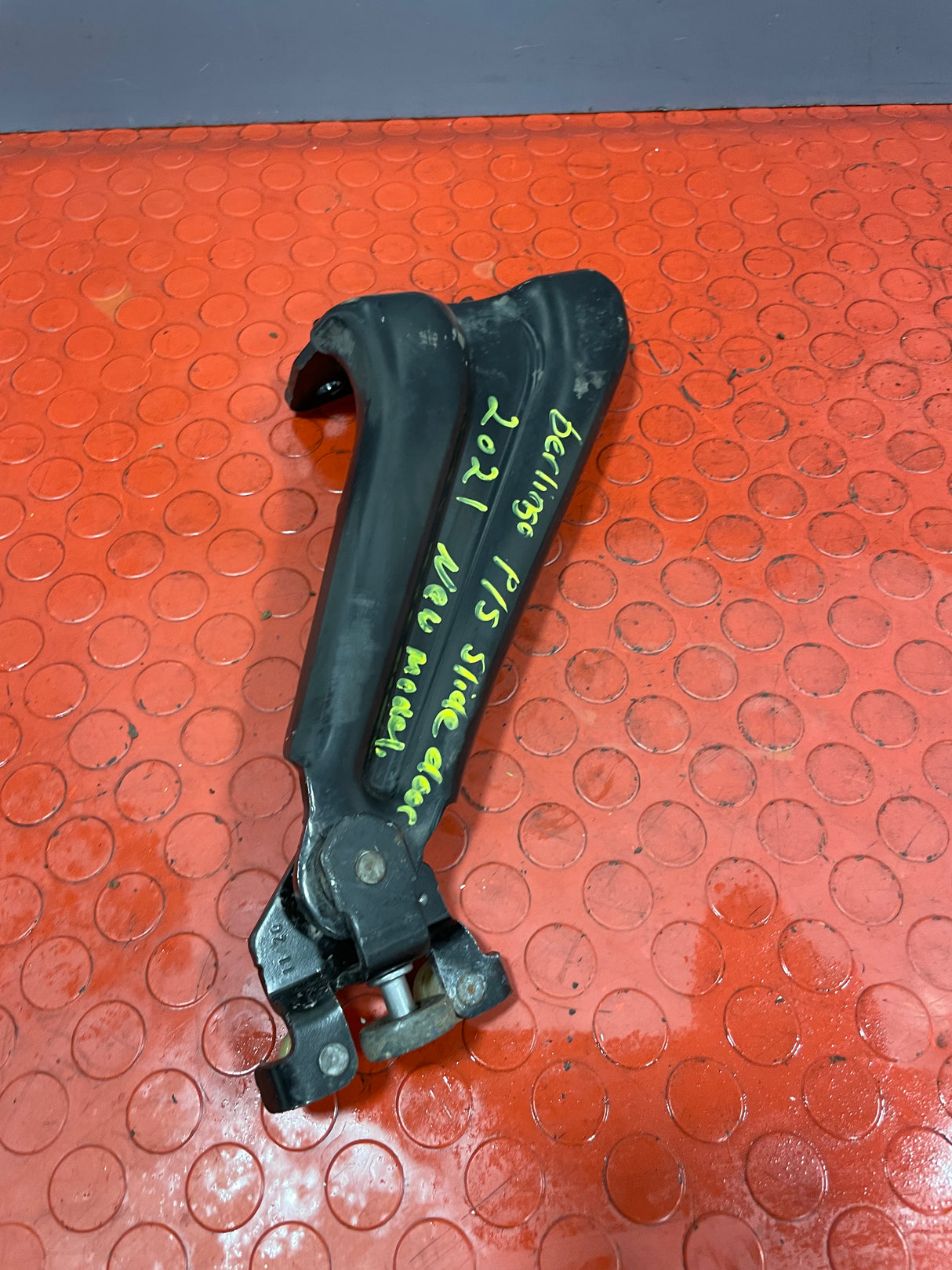 Citroen Berlingo/Peugeot Partner/Vauxhall Combo/Toyota Proace City SLIDING DOOR RUNNER HINGE Passenger's Side P/N 9816965980