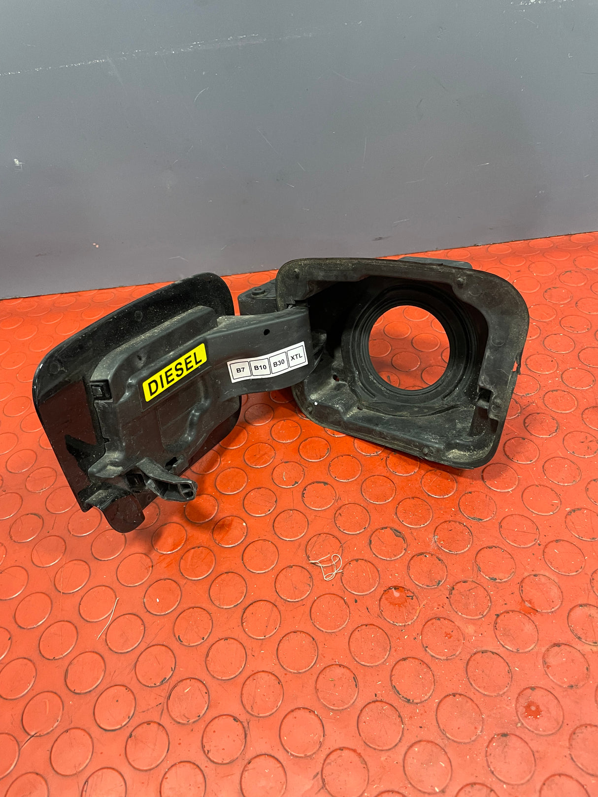 Citroen Dispatch/Peugeot Partner/Vauxhall Vivaro/Toyota Proace/Fiat Scudo FUEL COVER DOOR/FUEL FILLER CAP (BLACK) 2016-2024 P/N 9808725080
