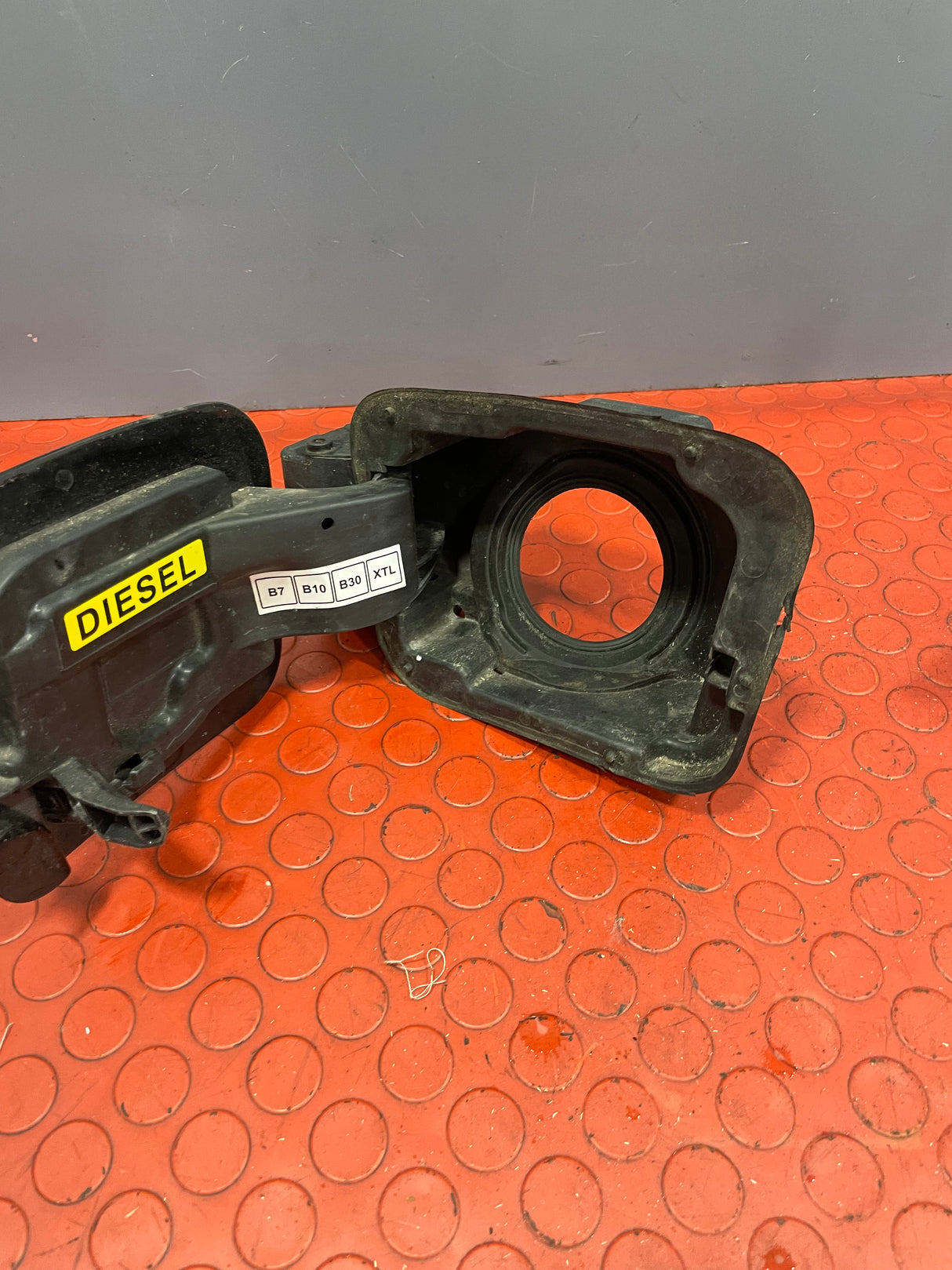 Citroen Dispatch/Peugeot Partner/Vauxhall Vivaro/Toyota Proace/Fiat Scudo FUEL COVER DOOR/FUEL FILLER CAP (BLACK) 2016-2024 P/N 9808725080