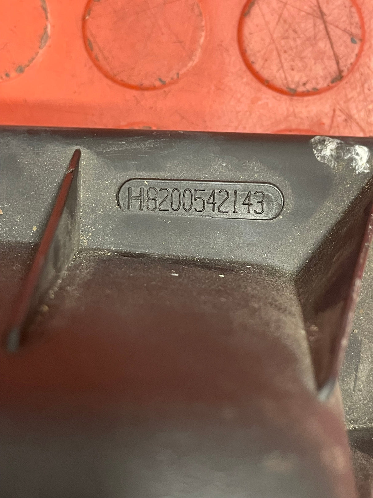 Renault Trafic/Vauxhall Vivaro AIR BOX LID 2.0 DCi 2010-2014  P/N H8200542143