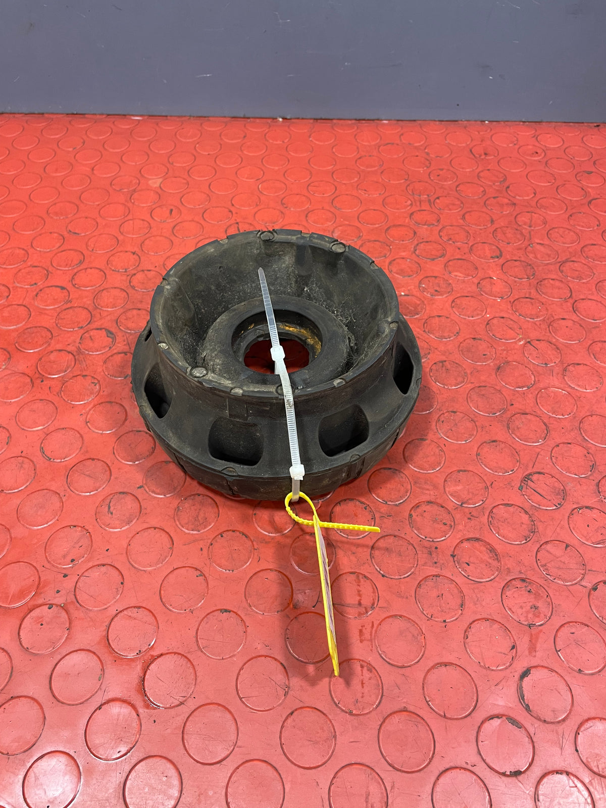 Renault Trafic/Vauxhall Vivaro/Nissan NV300 FRONT STRUT TOP MOUNT 2014-PRESENT P/N 8200904007