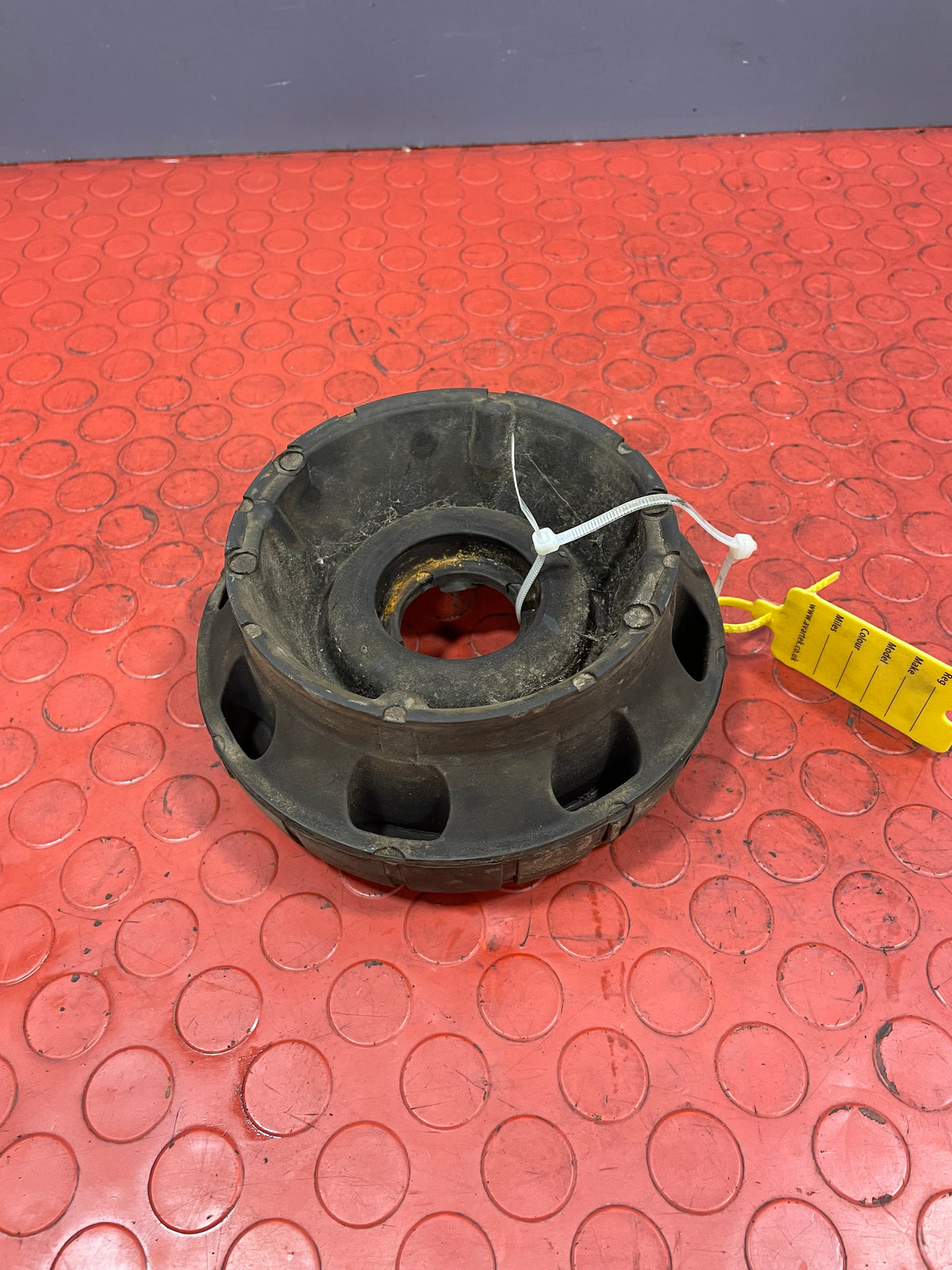 Renault Trafic/Vauxhall Vivaro/Nissan NV300 FRONT STRUT TOP MOUNT 2014-PRESENT P/N 8200904007