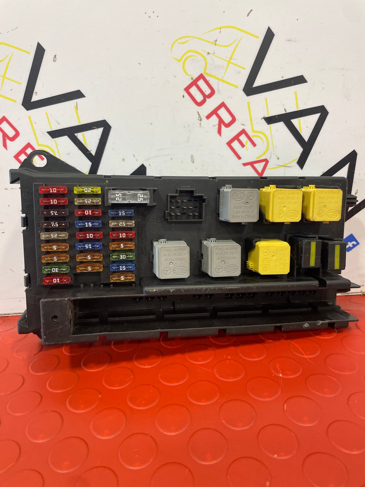 Volkswagen Crafter MK1 2.0 TDi DIESEL FUSE BOX    P/N 501R11F05