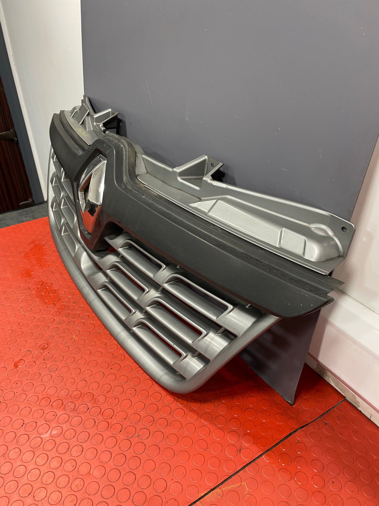 Renault Master FACELIFT FRONT BUMPER GRILLE (Damage Mounting Point Right Side) 2014-2021 P/N 623102803R / 623104199R