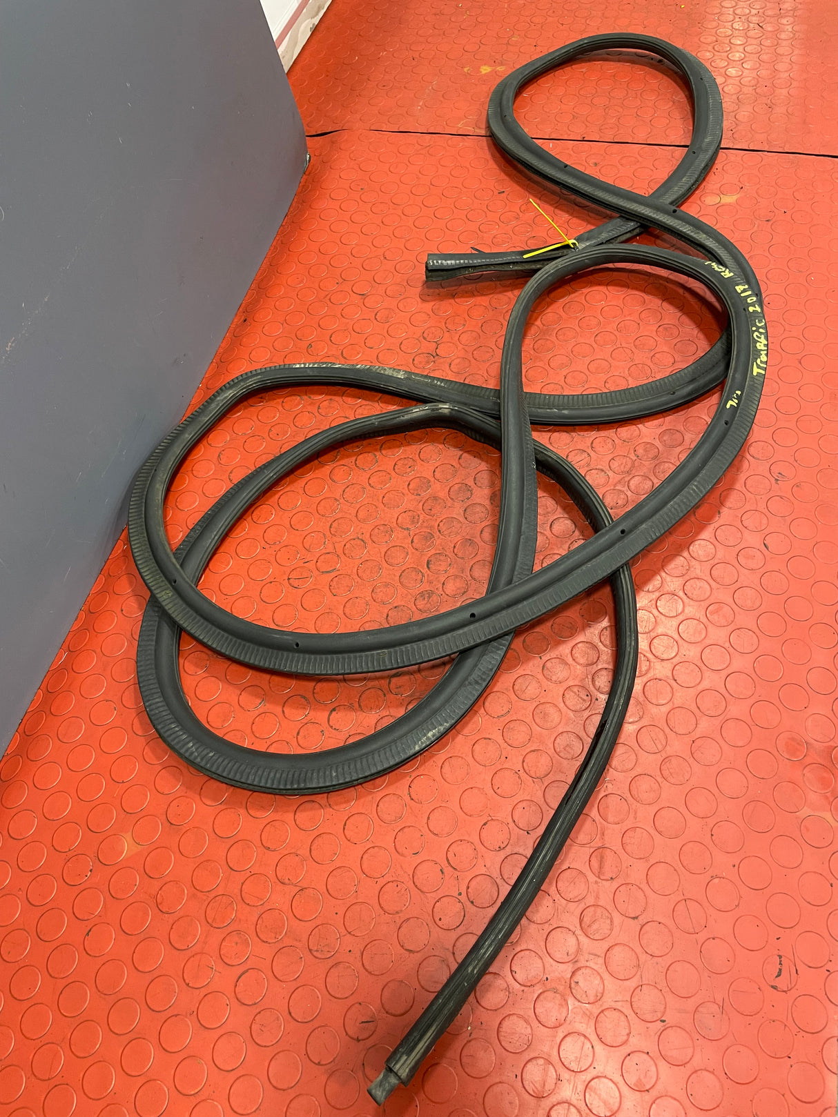 Renault Trafic/Vauxhall Vivaro/Nissan NV300 Primastar REAR RUBBER DOOR SEAL 2014-2019 P/N 8200032788
