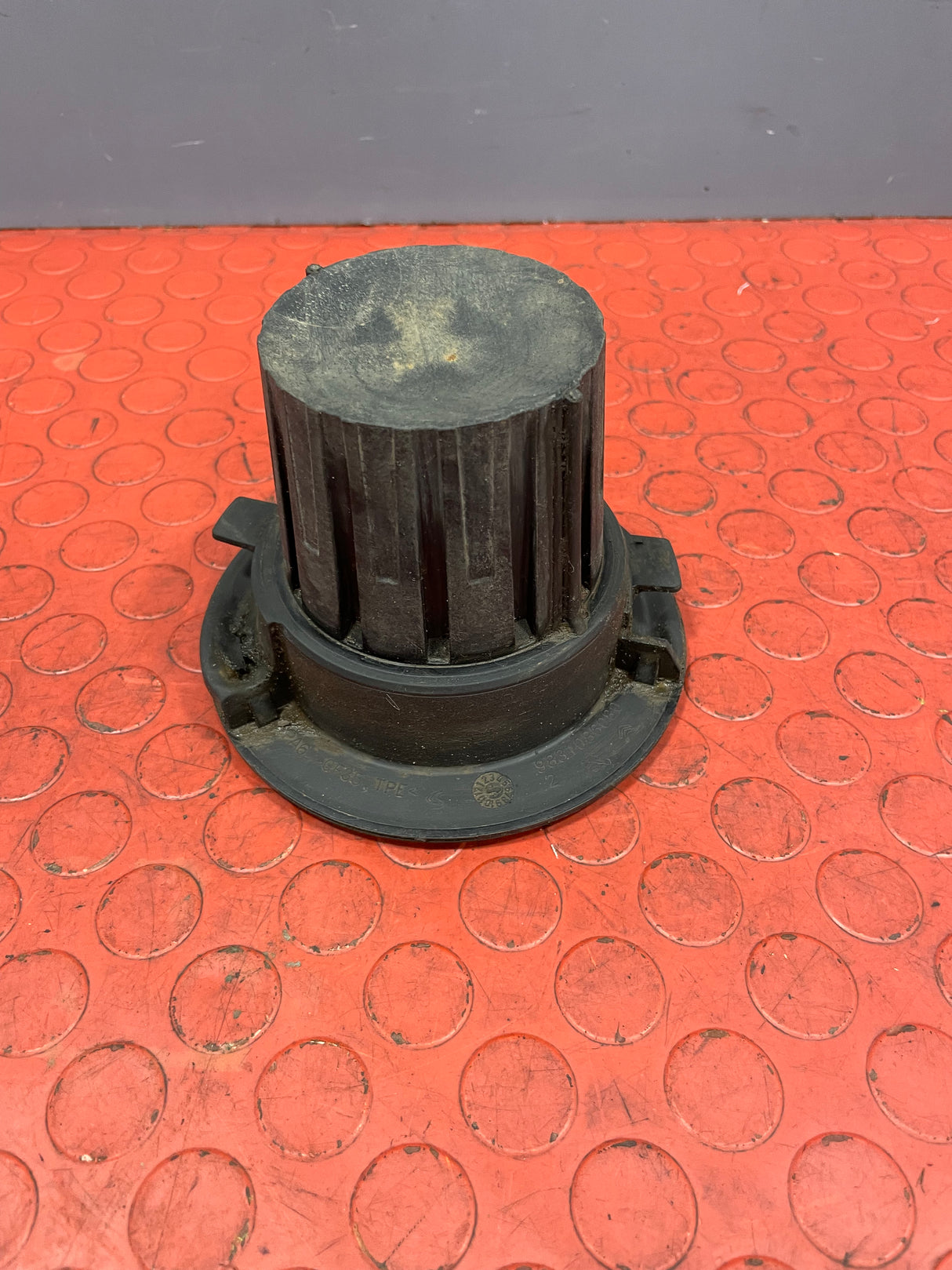 Citroen Berlingo/Peugeot Partner/Vauxhall Combo/Toyota Proace City REAR UPPER COIL SPRING SEAT 2019-2024 P/N 9831086080