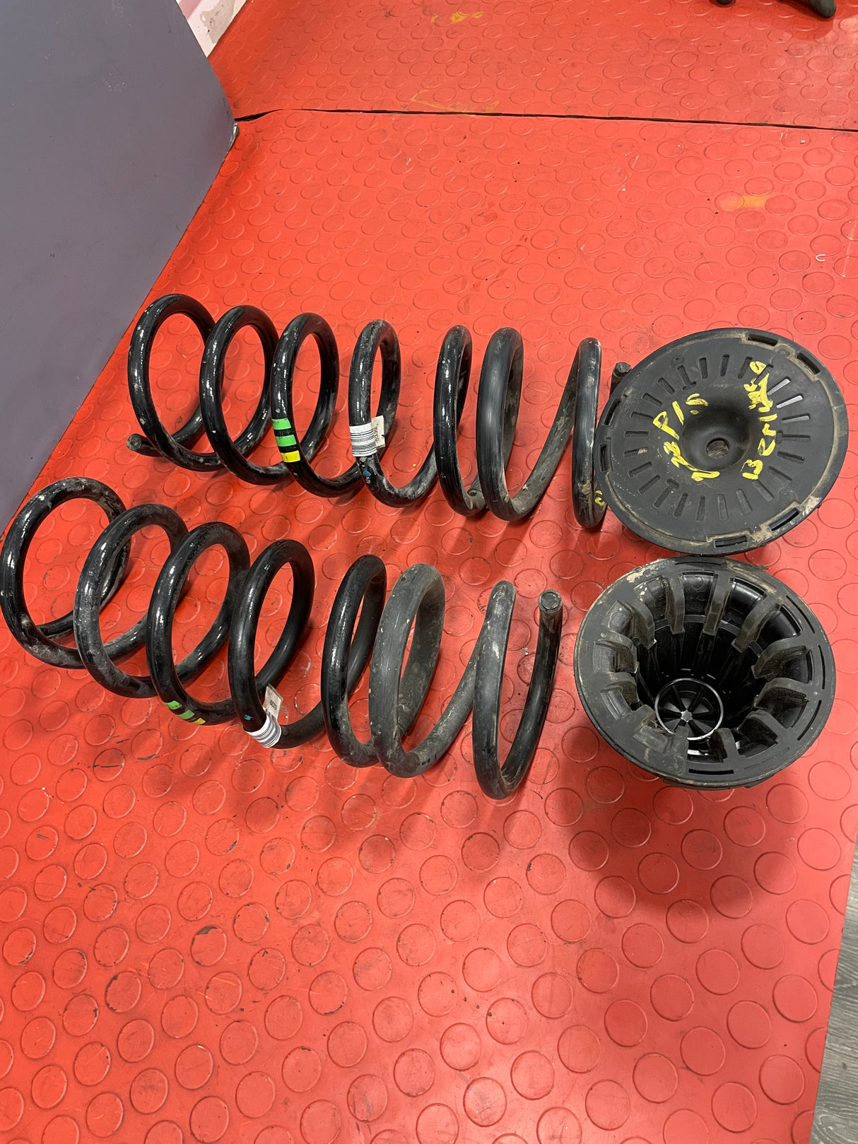 Citroen Berlingo/Peugeot Partner/vauxhall Combo/Toyota Proace City REAR COIL SPRING PAIR w/ RUBBER PLATE 2019-2024 P/N 9824534080