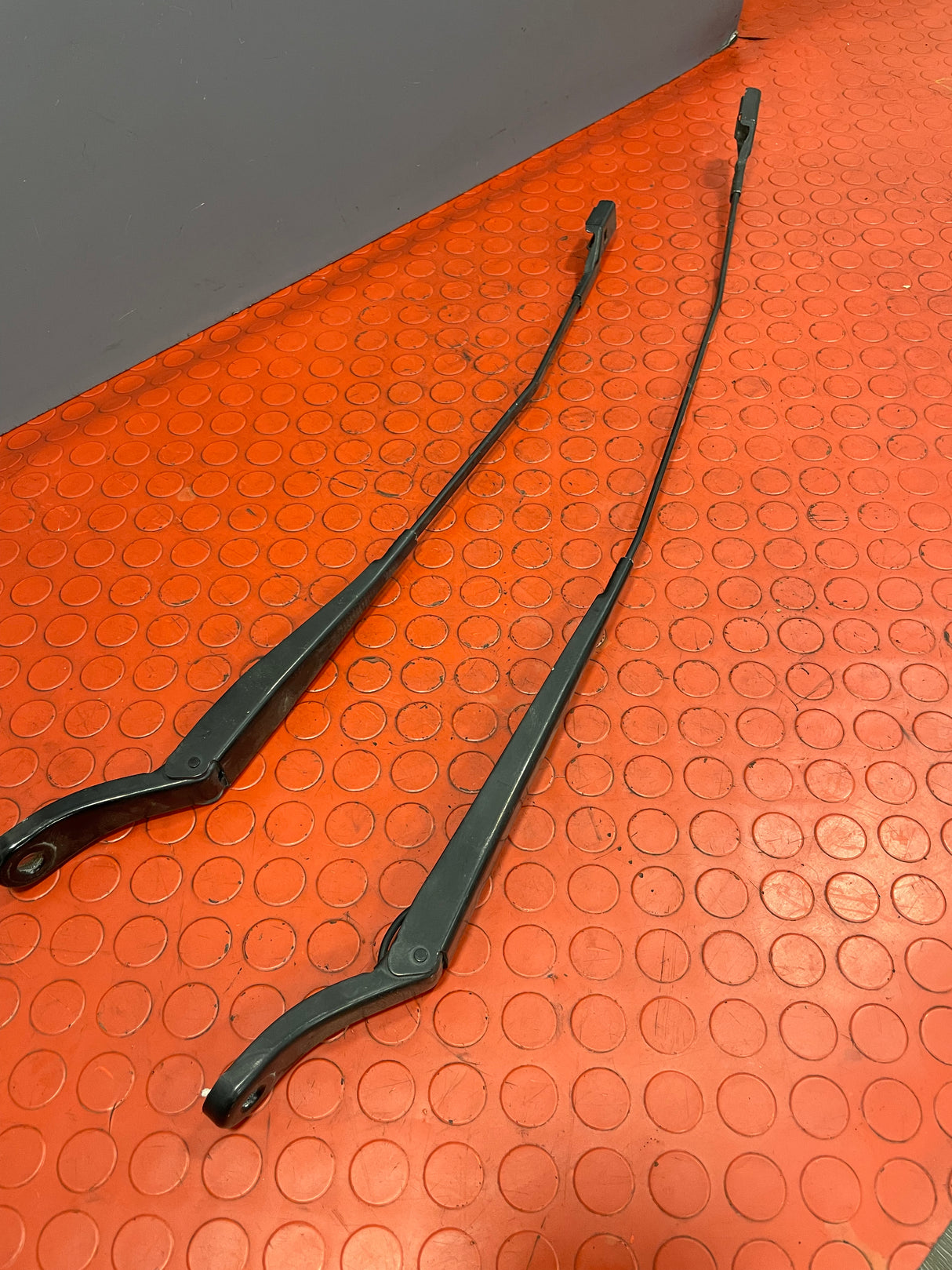 Citroen Berlingo/Peugeot Partner WINDSCREEN WIPERS (PAIR) No Blades 2008-2018   P/N 9682975280 - 1