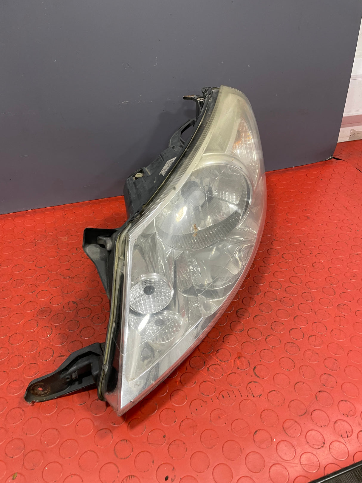 Citroen Dispatch/Peugeot Expert/Toyota Proace/Fiat Scudo HEADLIGHT Passenger's Side (1 Bulb Missing/Partly Yellowish Lens ) 2007-2016 P/N 89901163