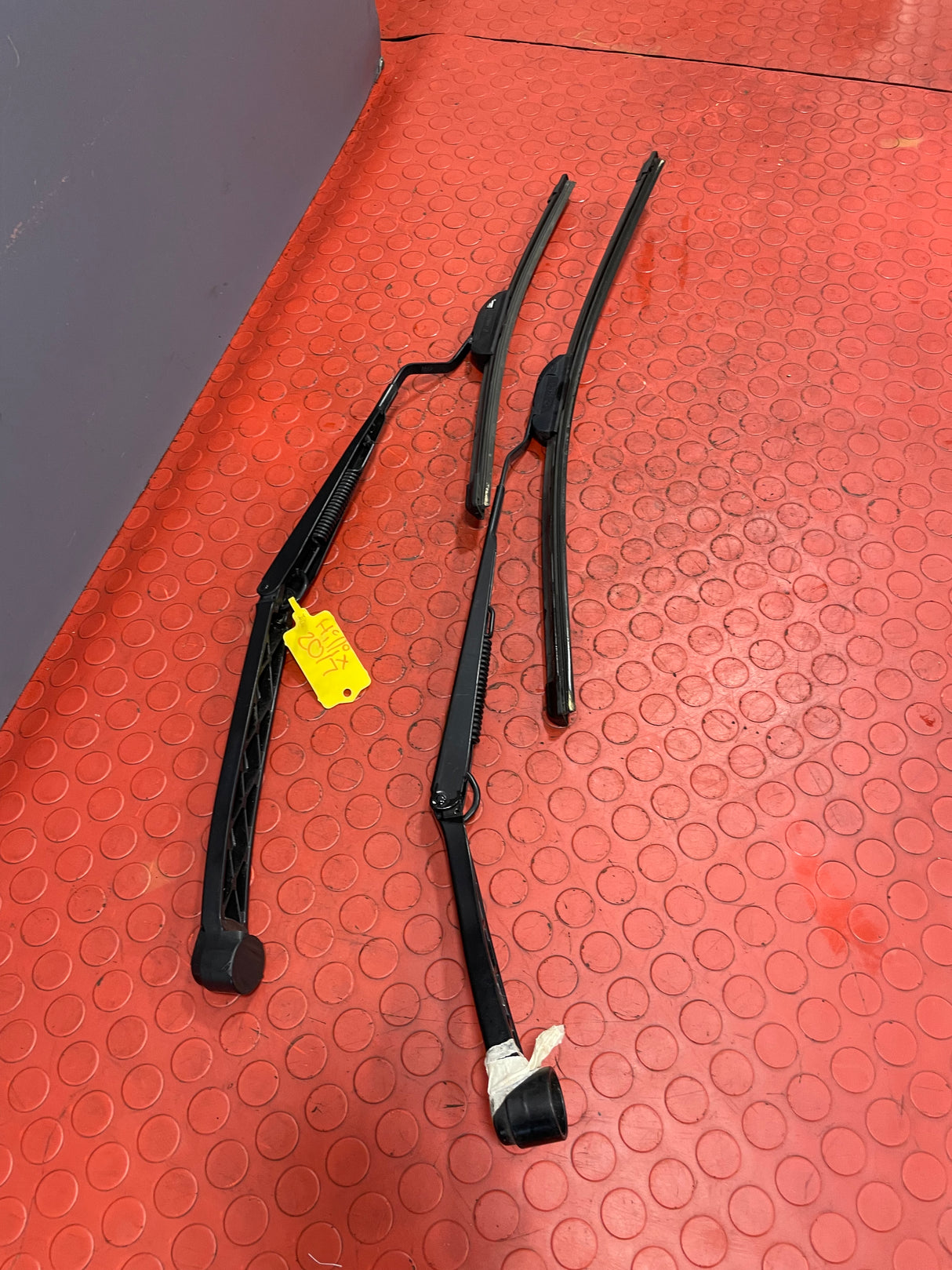 Toyota Hilux Invincible SET OF WIPER ARM LEFT & RIGHT W/ BOSCH BLADE 2017 P/N 5782525PA/5782526DR