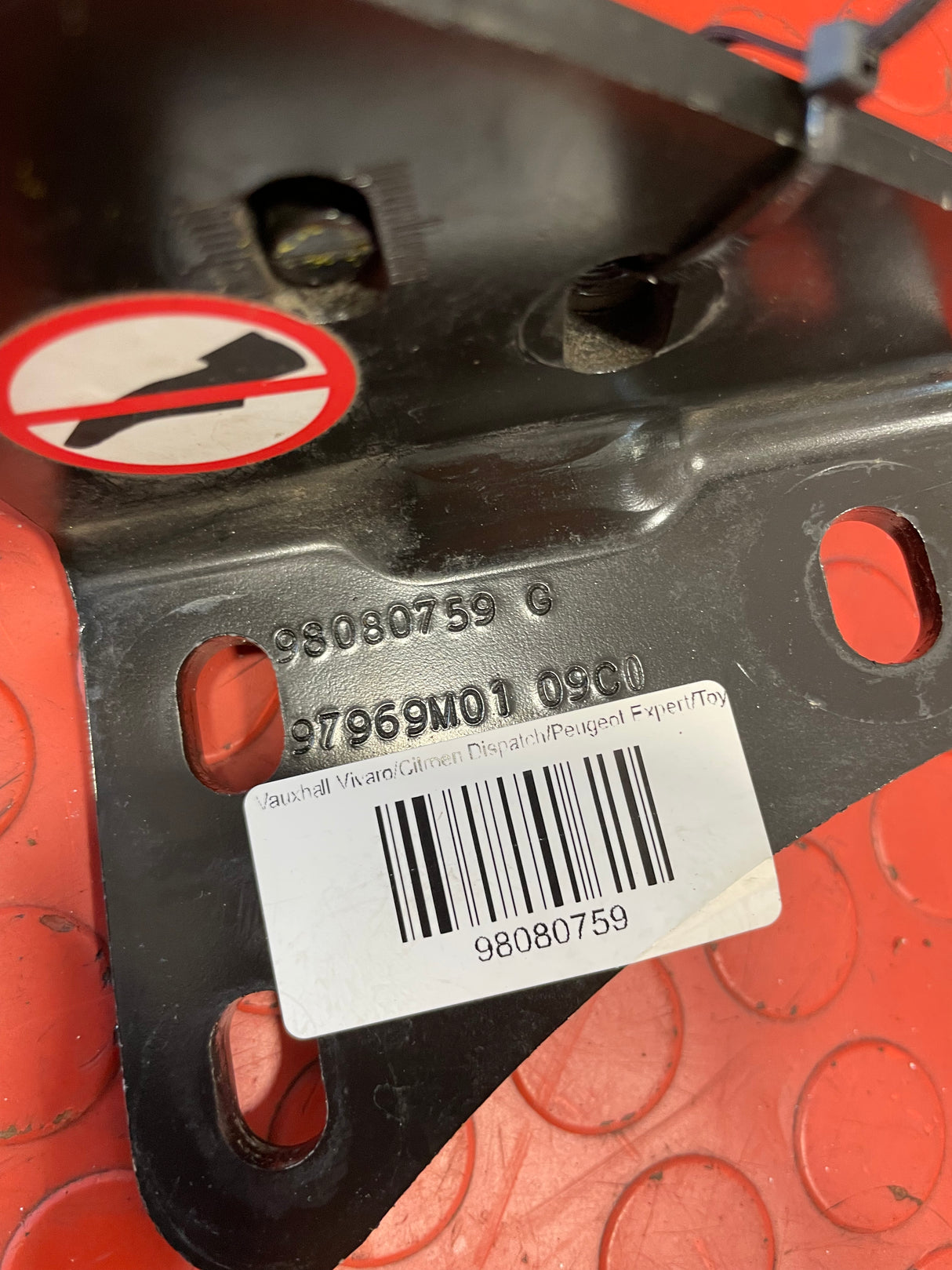 Vauxhall Vivaro/Citroen Dispatch/Peugeot Expert/Toyota Proace/Fiat Scudo PASSENGER SIDE SLIDING DOOR BOTTOM RUNNER PLATE 2016-2024 P/N 98080759