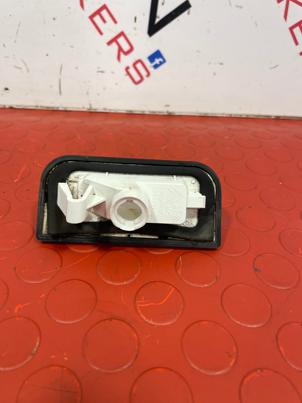 Citroen Berlingo/Peugeot Partner REAR NUMBER PLATE LIGHT HOUSING ONLY 2008-2019 P/N 9683421680