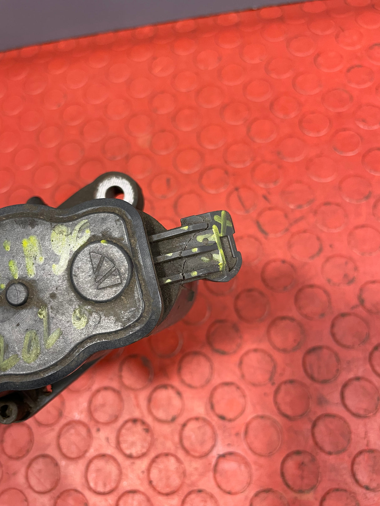 Citroen Berlingo/Peugeot Partner/Vauxhall Combo/Toyota Proace City REAR BRAKE CALIPER (Electric Socket Crack Repaired/2Pin) Passenger's Side 2019-2024 1.5 P/N 9819059380