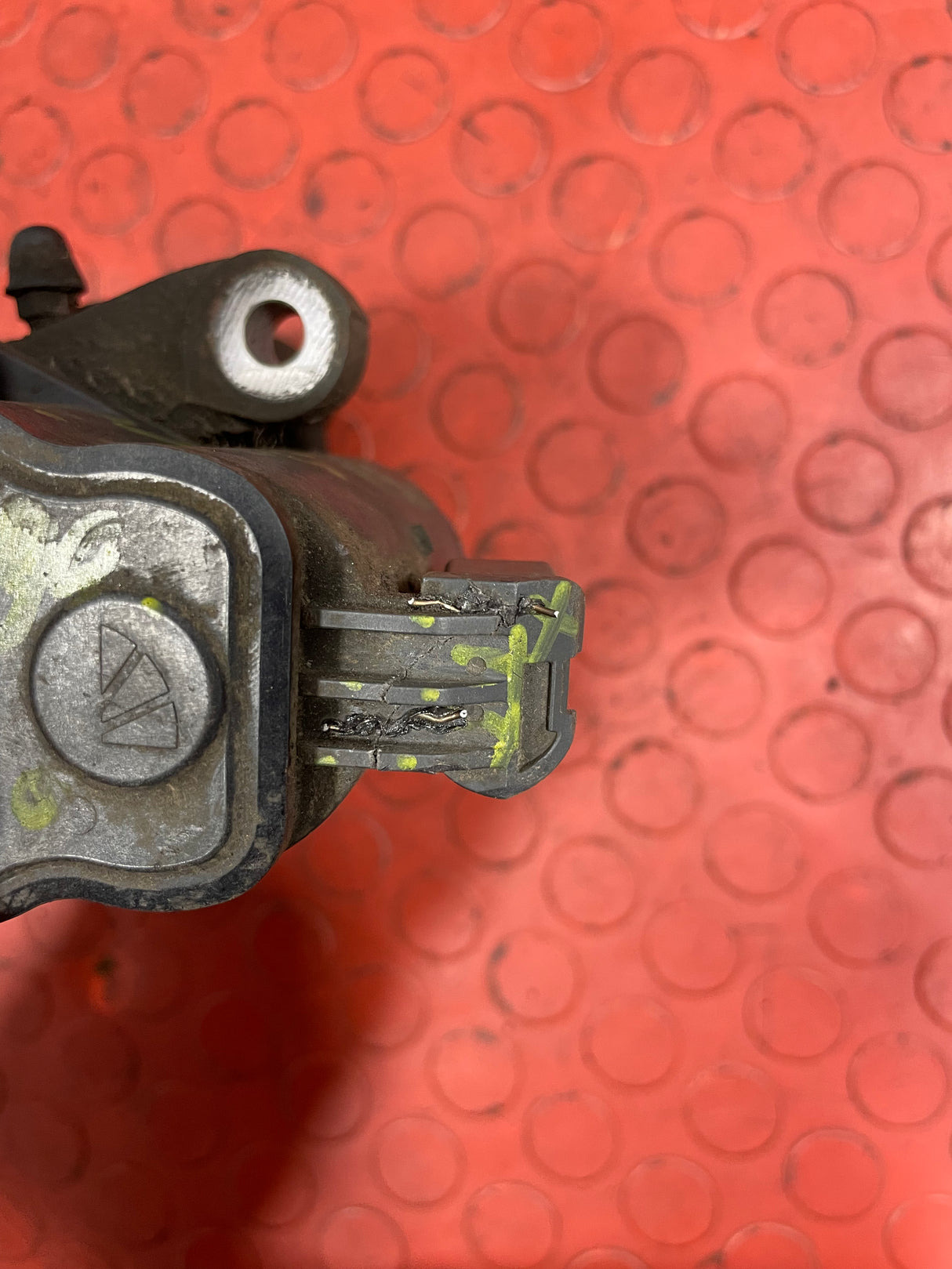 Citroen Berlingo/Peugeot Partner/Vauxhall Combo/Toyota Proace City REAR BRAKE CALIPER (Electric Socket Crack Repaired/2Pin) Passenger's Side 2019-2024 1.5 P/N 9819059380