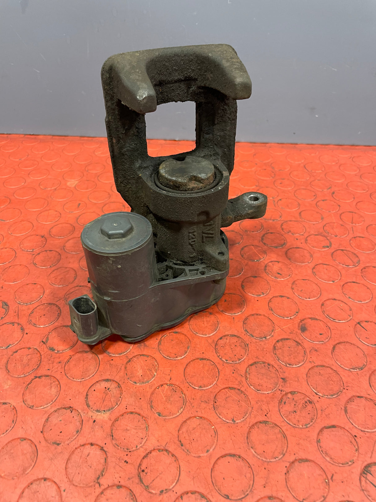 Citroen Berlingo/Peugeot Partner/Vauxhall Combo/Toyota Proace City REAR BRAKE CALIPER (Electric Socket Crack Repaired/2Pin) Passenger's Side 2019-2024 1.5 P/N 9819059380