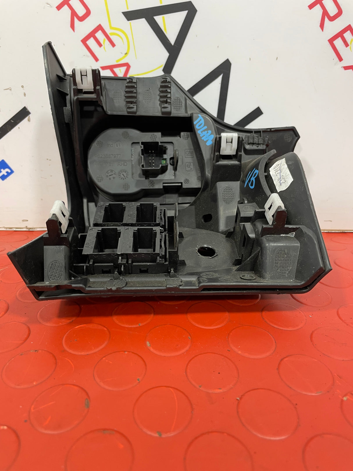 Citroen Berlingo/Peugeot Partner/Vauxhall Combo/Toyota Proace City LIGHT SWITCH AND SURROUND 2019-2024 P/N 9823887977-0 / 9818377077