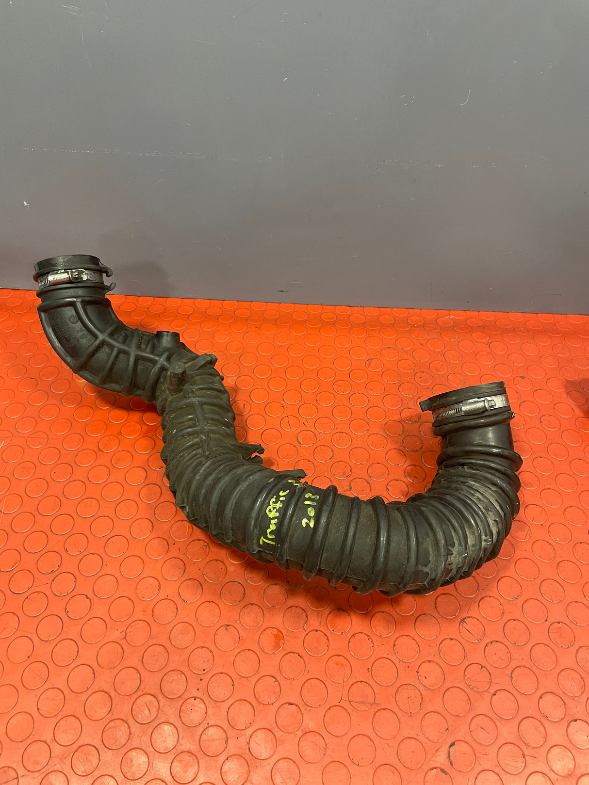 Vauxhall Vivaro/Renault Trafic/Nissan Primastar TURBO AIR INDUCTION PIPE 2.0 2001-2014 P/N 8200607746