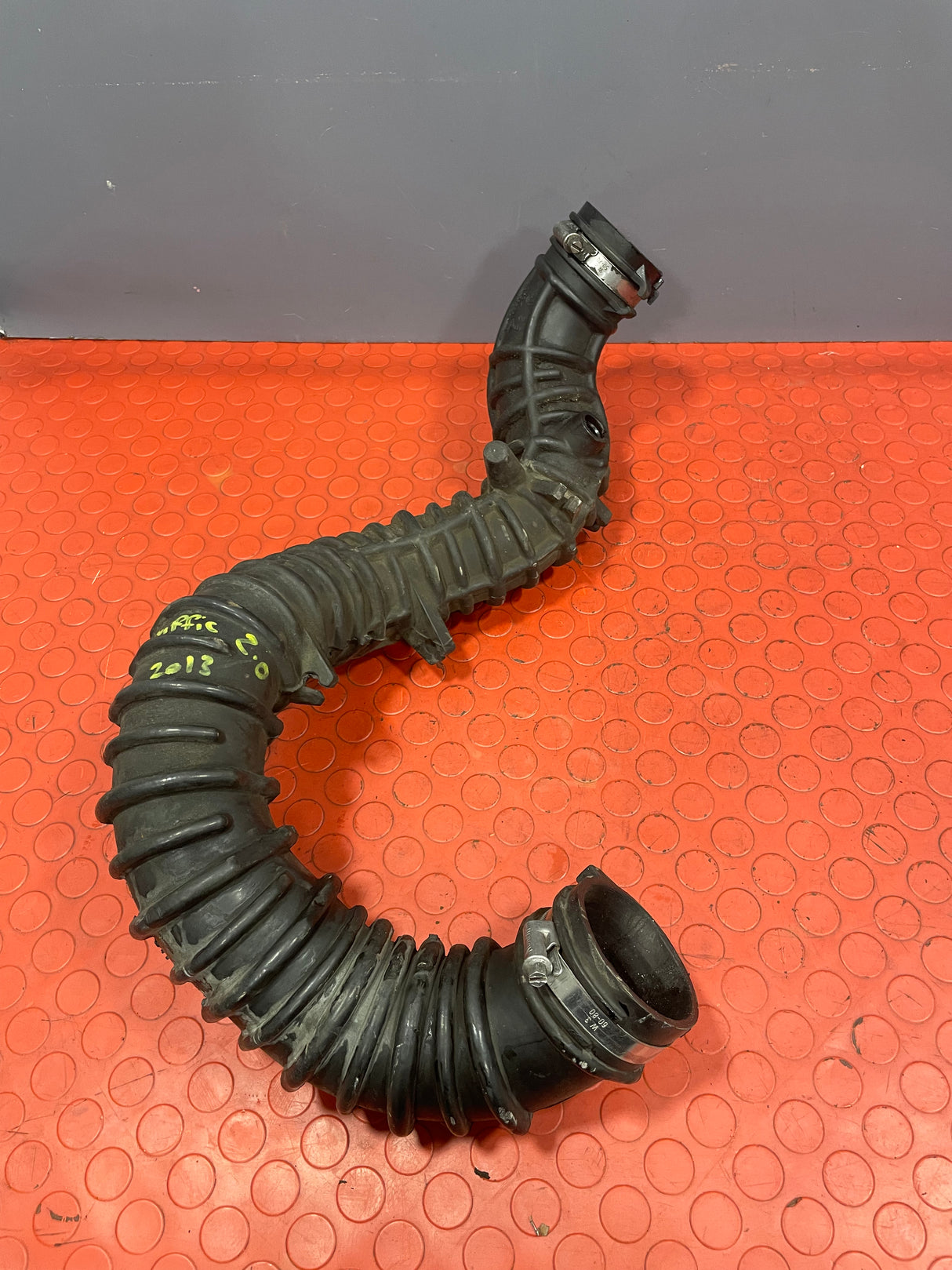 Vauxhall Vivaro/Renault Trafic/Nissan Primastar TURBO AIR INDUCTION PIPE 2.0 2001-2014 P/N 8200607746