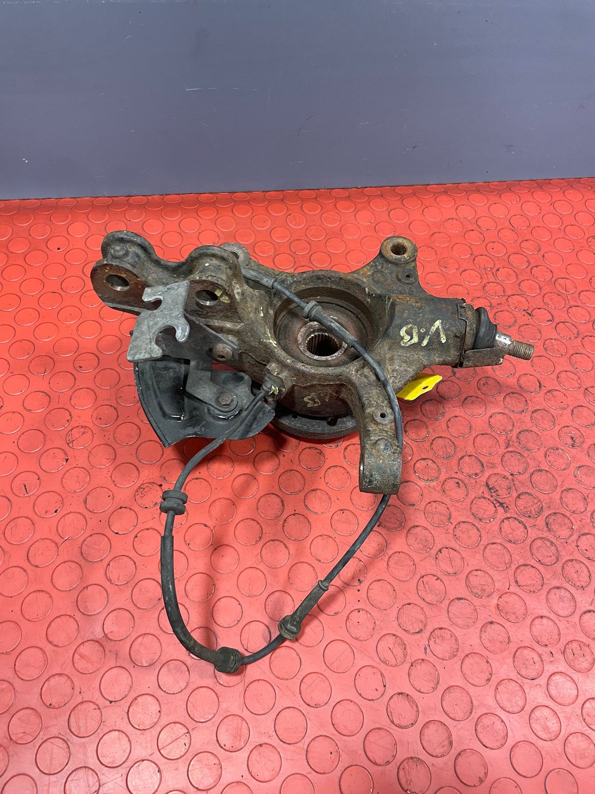Vauxhall Vivaro/Peugeot Expert/Citroen Dispatch/Toyota Proace FRONT PASSENGER's SIDE HUB WITH ABS SENSOR 6 SPEED 1.6 2016-2024 P/N 1617969380