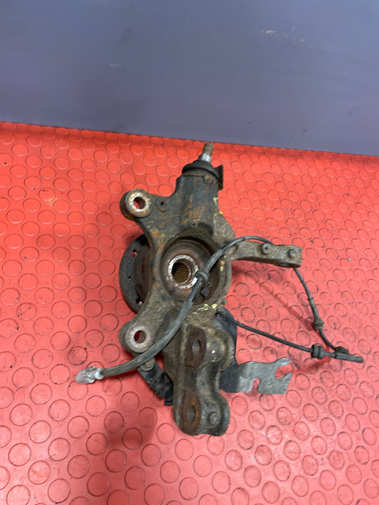Vauxhall Vivaro/Peugeot Expert/Citroen Dispatch/Toyota Proace FRONT PASSENGER's SIDE HUB WITH ABS SENSOR 6 SPEED 1.6 2016-2024 P/N 1617969380