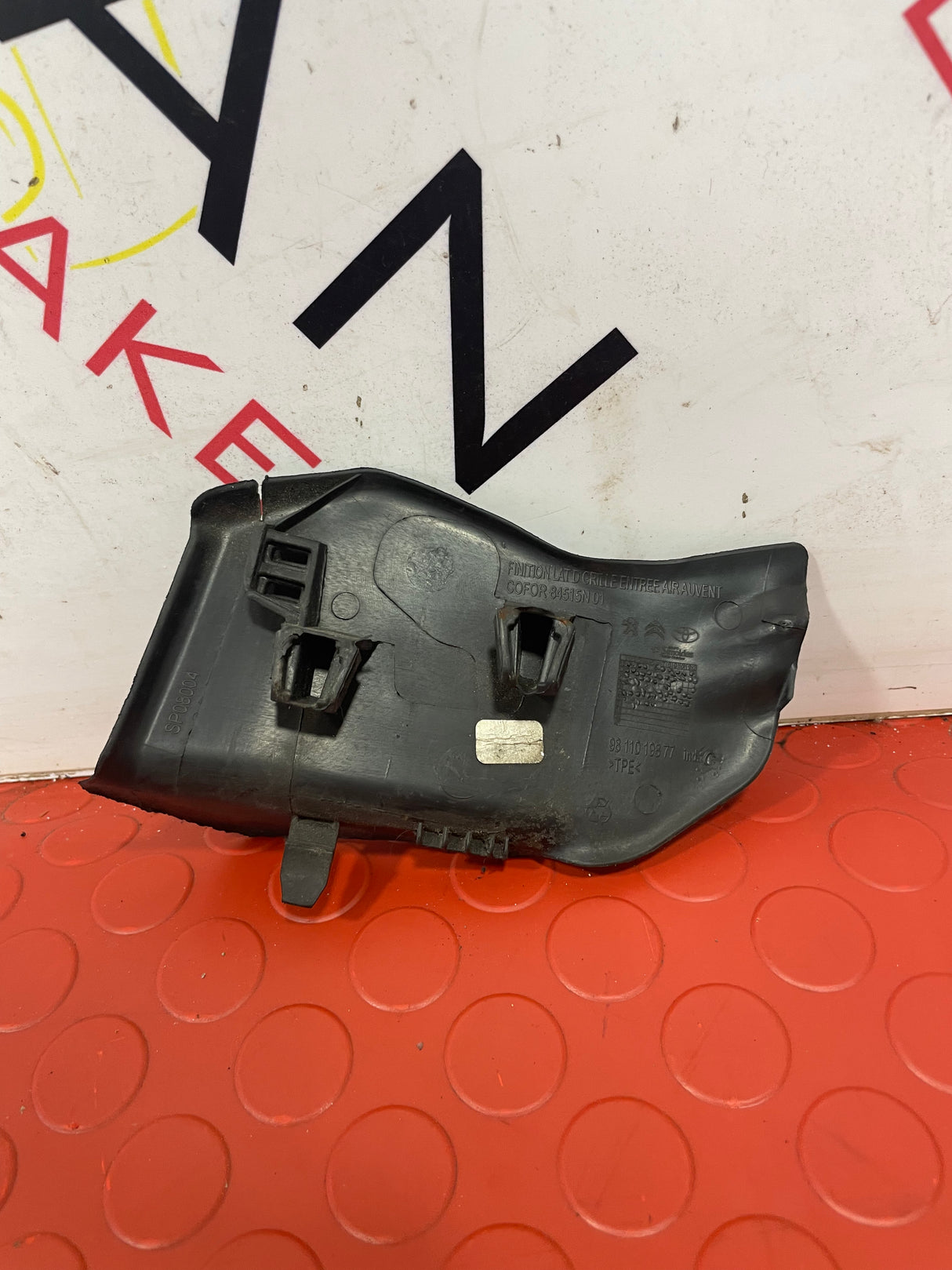 Citroen Dispatch/ Peugeot Expert/ Toyota Proace/ Vauxhall Vivaro(19) FRONT WIPER COWL TRIM 2016-2023 P/N 9811019877