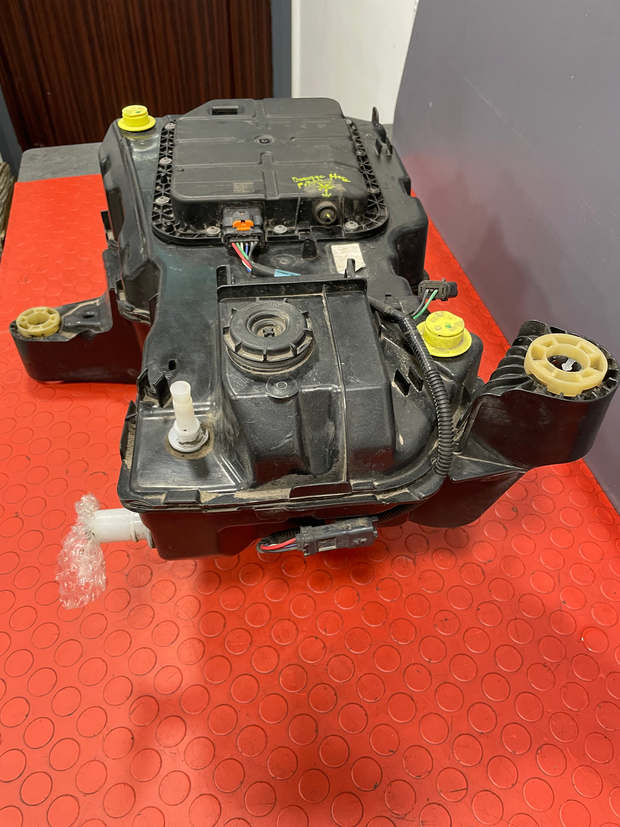 Citroen Berlingo/Peugeot Partner/Toyota Proace City/Vauxhall Combo ADBLUE TANK (Damage in Upper Hose Fitting Please see Photos) 2019-2024 P/N 9817601880 - 2