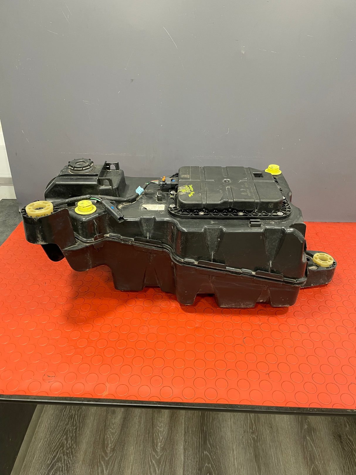 Citroen Berlingo/Peugeot Partner/Toyota Proace City/Vauxhall Combo ADBLUE TANK (Damage in Upper Hose Fitting Please see Photos) 2019-2024 P/N 9817601880 - 2