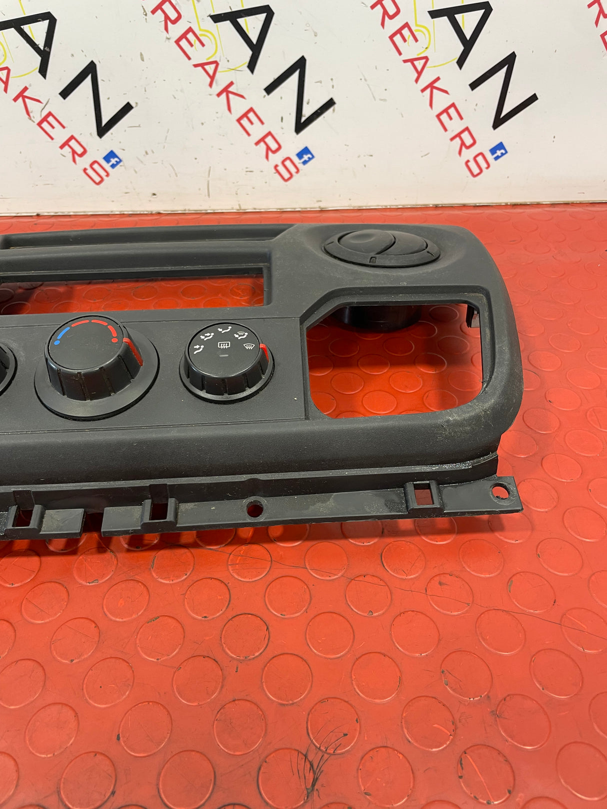 Renault Master DASHBOARD CENTRAL PANEL TRIM WITH VENTS AND CLIMATE CONTROLS 2018 P/N 682600025R