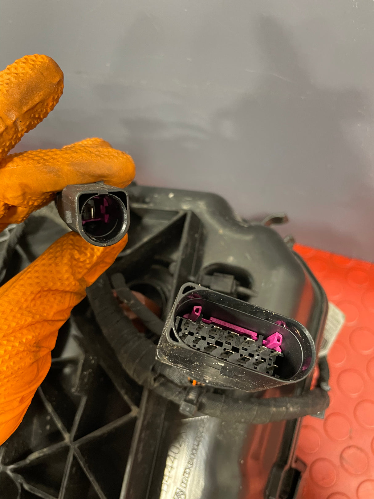 Volkswagen Transporter ADBLUE TANK w/ PUMP 2.0 2024 P/N 7LA131877E R/N 5WA131969 / 7LA971819A / 7LA131531