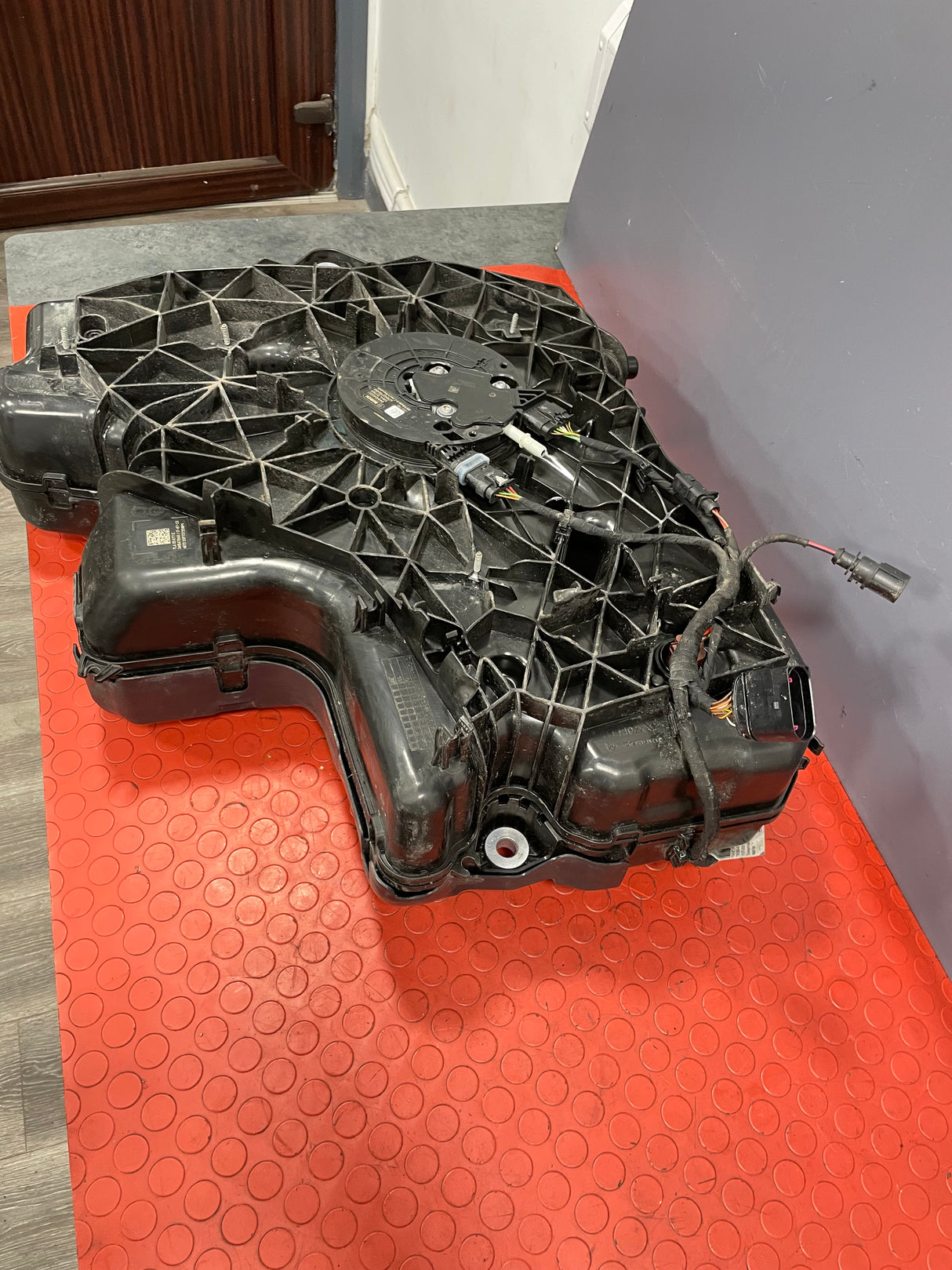 Volkswagen Transporter ADBLUE TANK w/ PUMP 2.0 2024 P/N 7LA131877E R/N 5WA131969 / 7LA971819A / 7LA131531