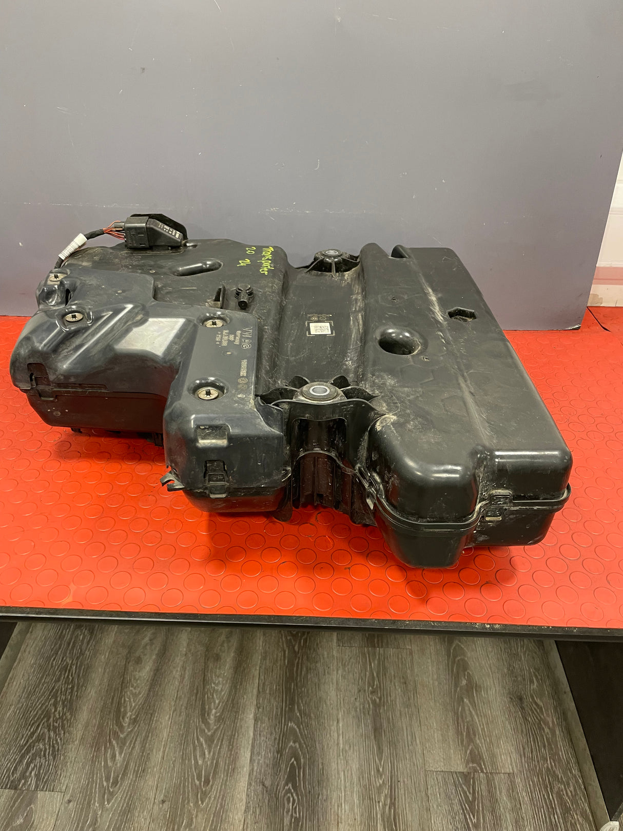 Volkswagen Transporter ADBLUE TANK w/ PUMP 2.0 2024 P/N 7LA131877E R/N 5WA131969 / 7LA971819A / 7LA131531