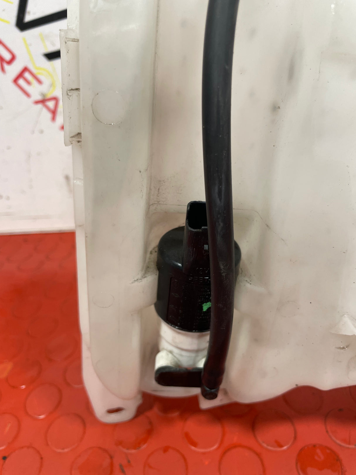 Citroen Berlingo/Peugeot Partner Vauxhall Combo WINDSCREEN WASHER BOTTLE WITH PUMP AND FILLER NECK 2019-2023 P/N 9817300980