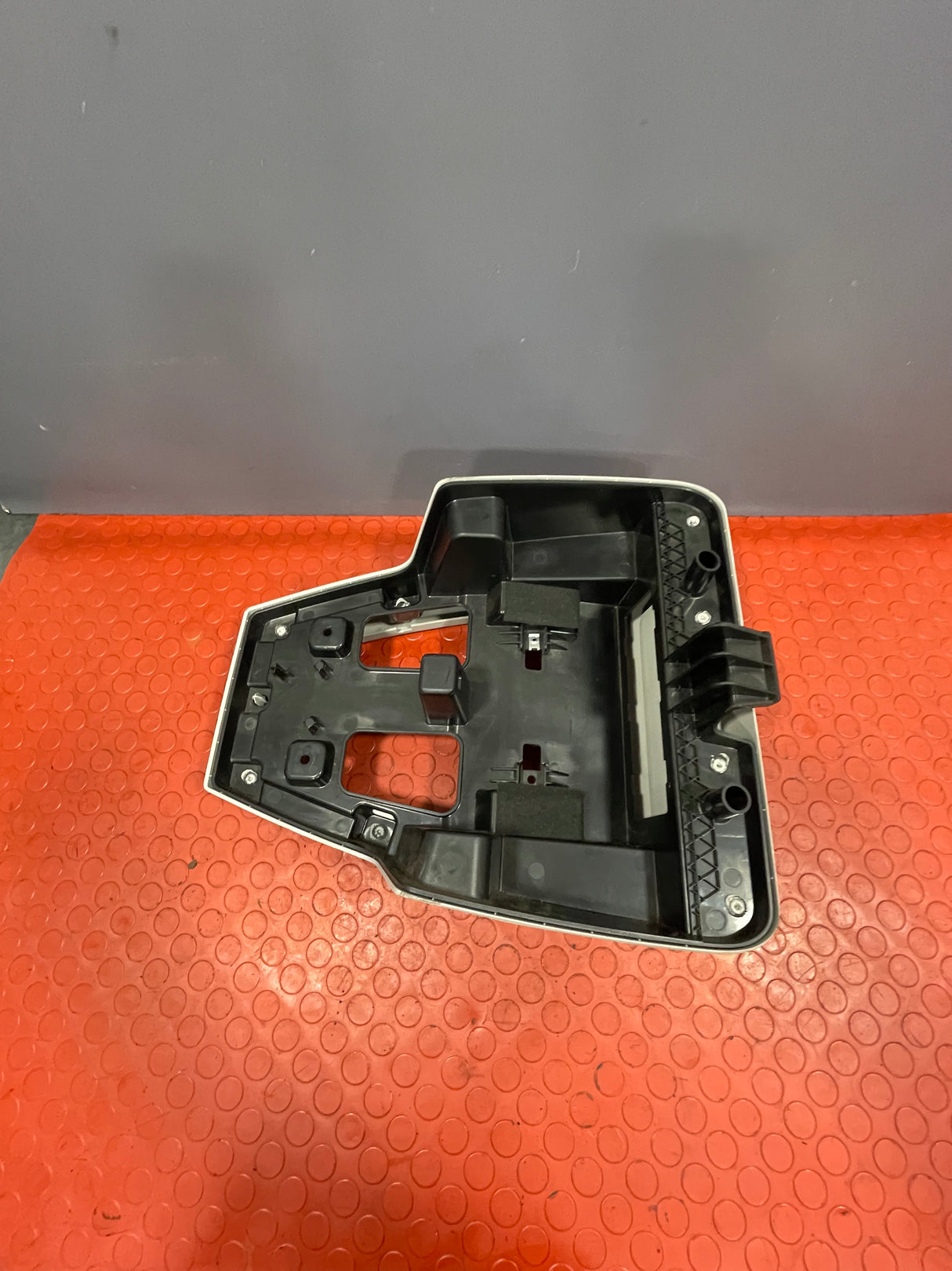 Saic Maxus Deliver 9 CENTER CEILING LIGHT HOUSING 2.0 2021-2024 P/N C00144873